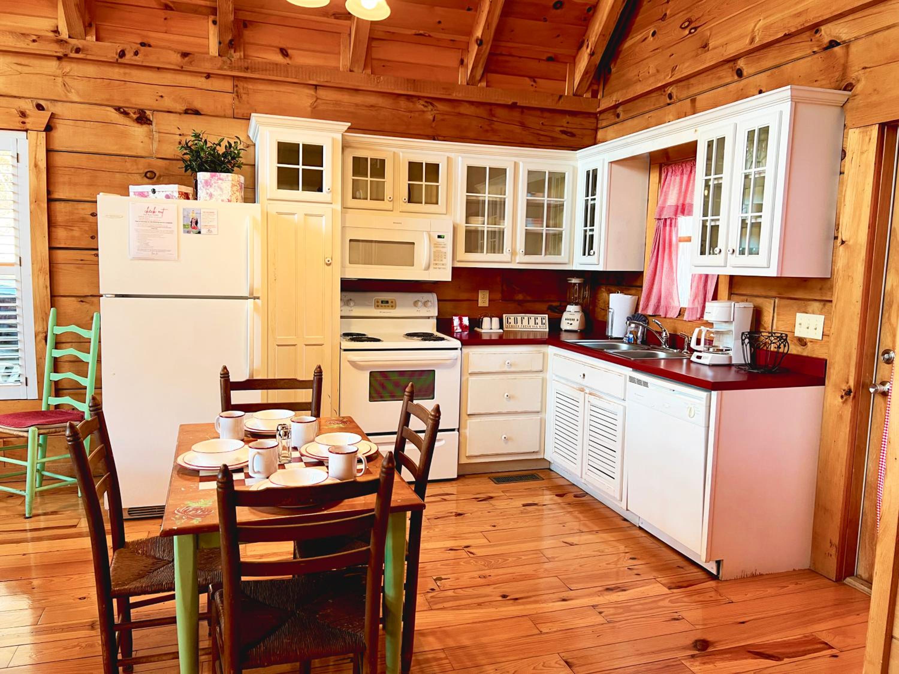 Adorable Shuter Inn FREE Tickets & Hot Tub 1 Mile to Downtown--Close to it all!