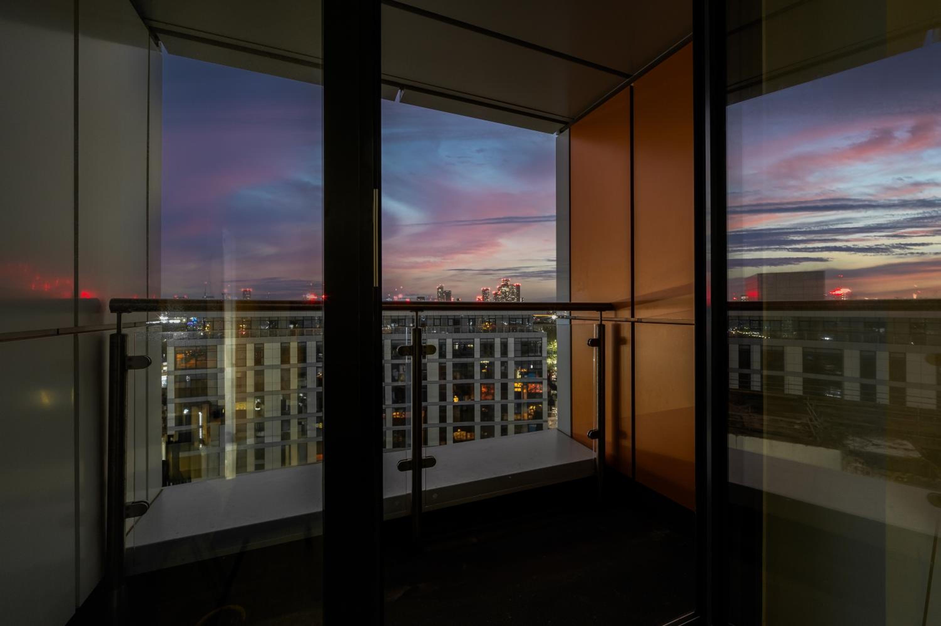 Stylish & Spacious Salford Quays one bedroom high floor apartment with balcony