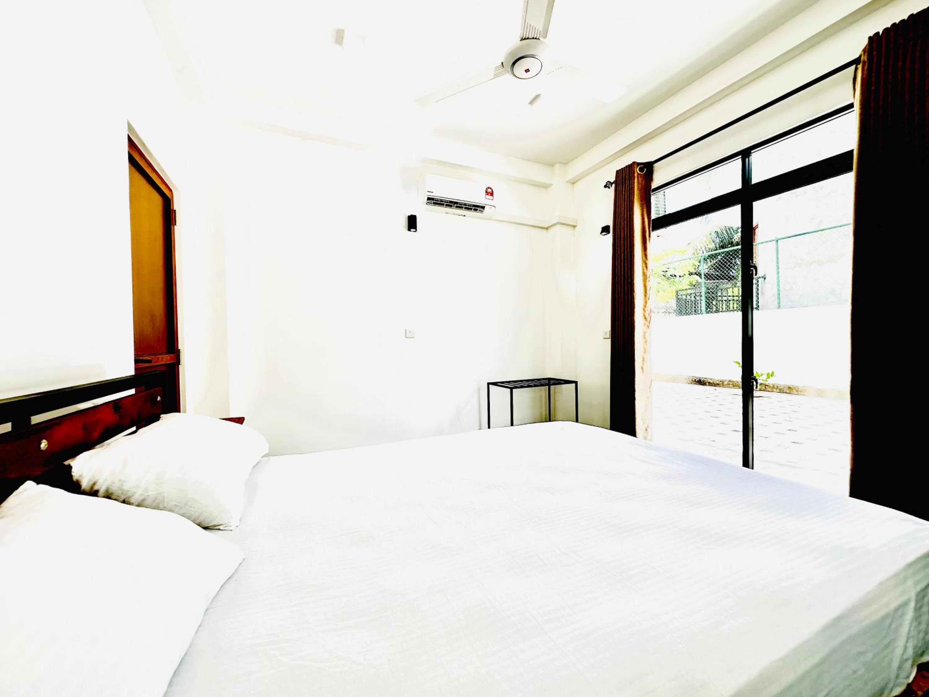 Large 4 Bedroom Spacious Apartment in Nugegoda, Colombo view 5