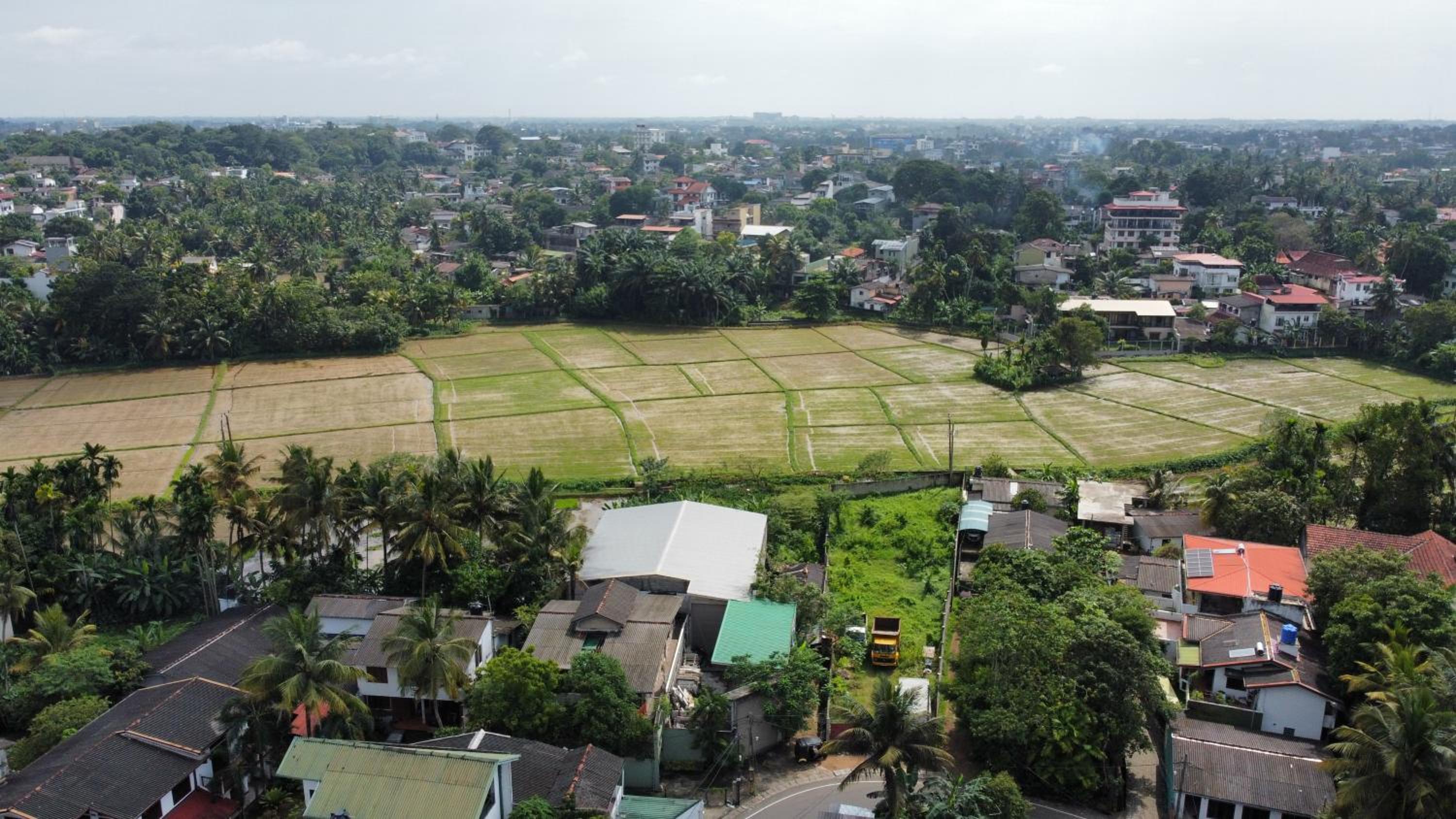 Large 4 Bedroom Spacious Apartment in Nugegoda, Colombo view 4