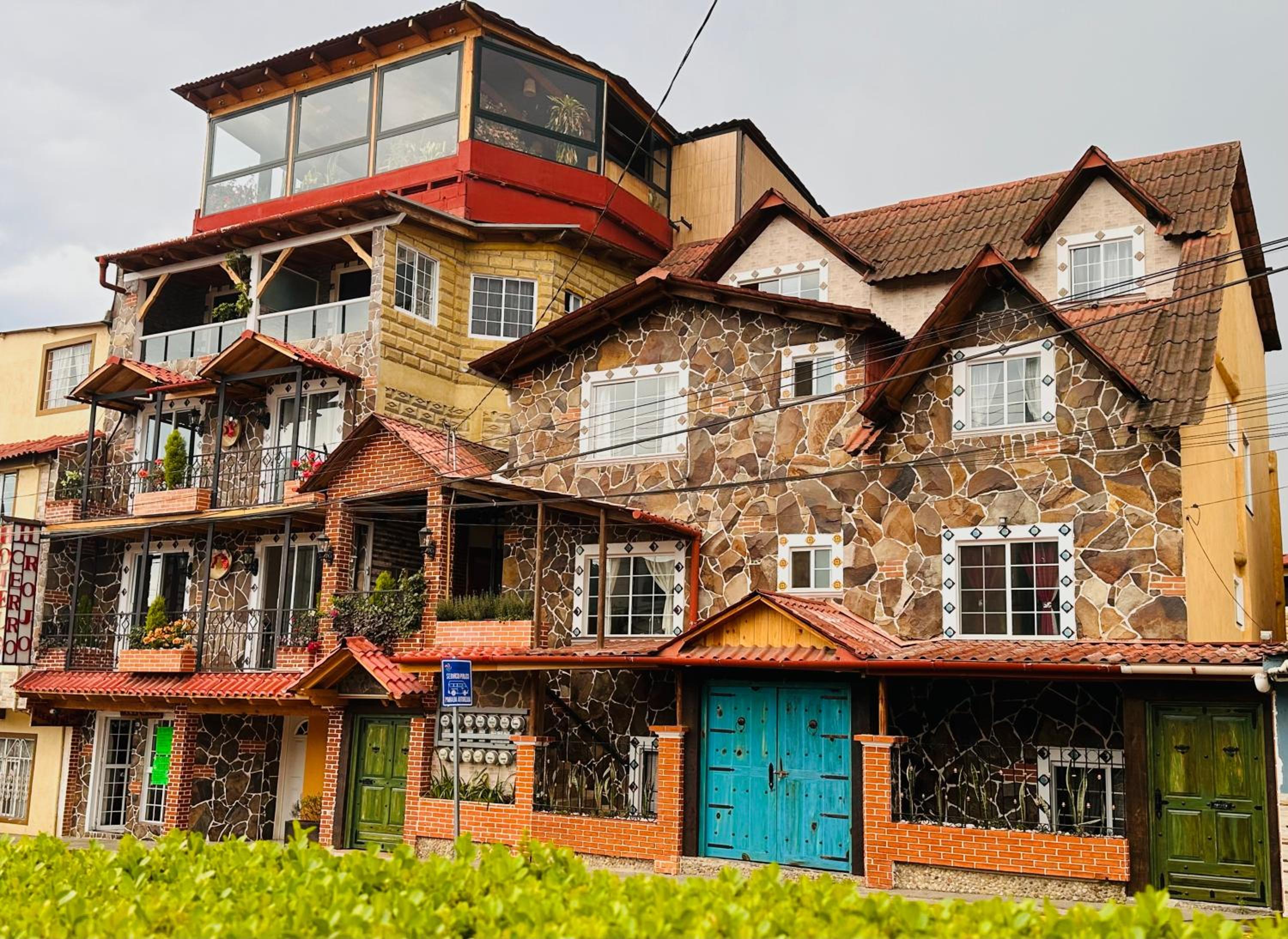 Hotel & Suites Cerro Roj0