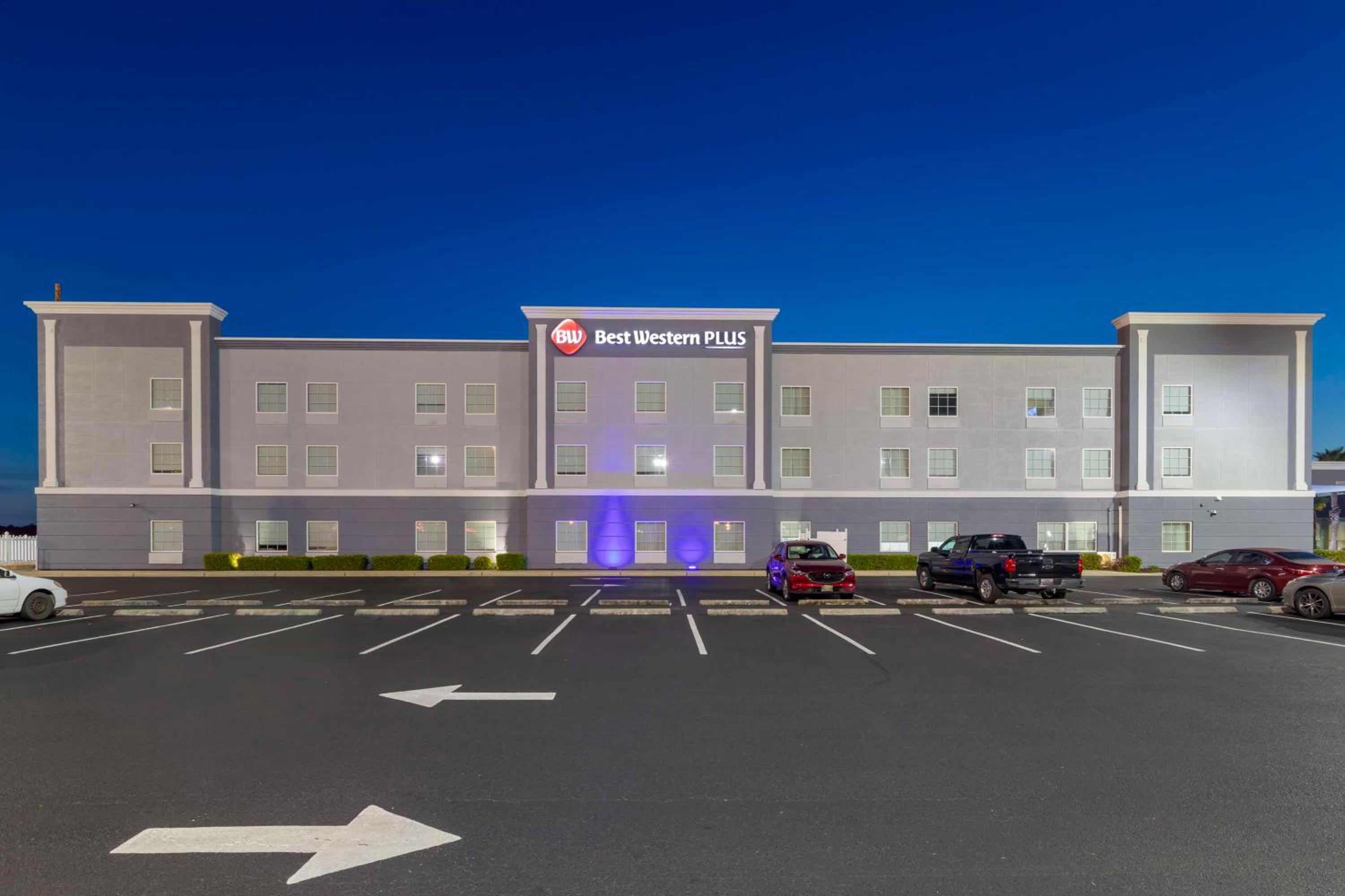 Brunswick Vacations - Best Western Plus Brunswick Inn Suites - Property Image 31