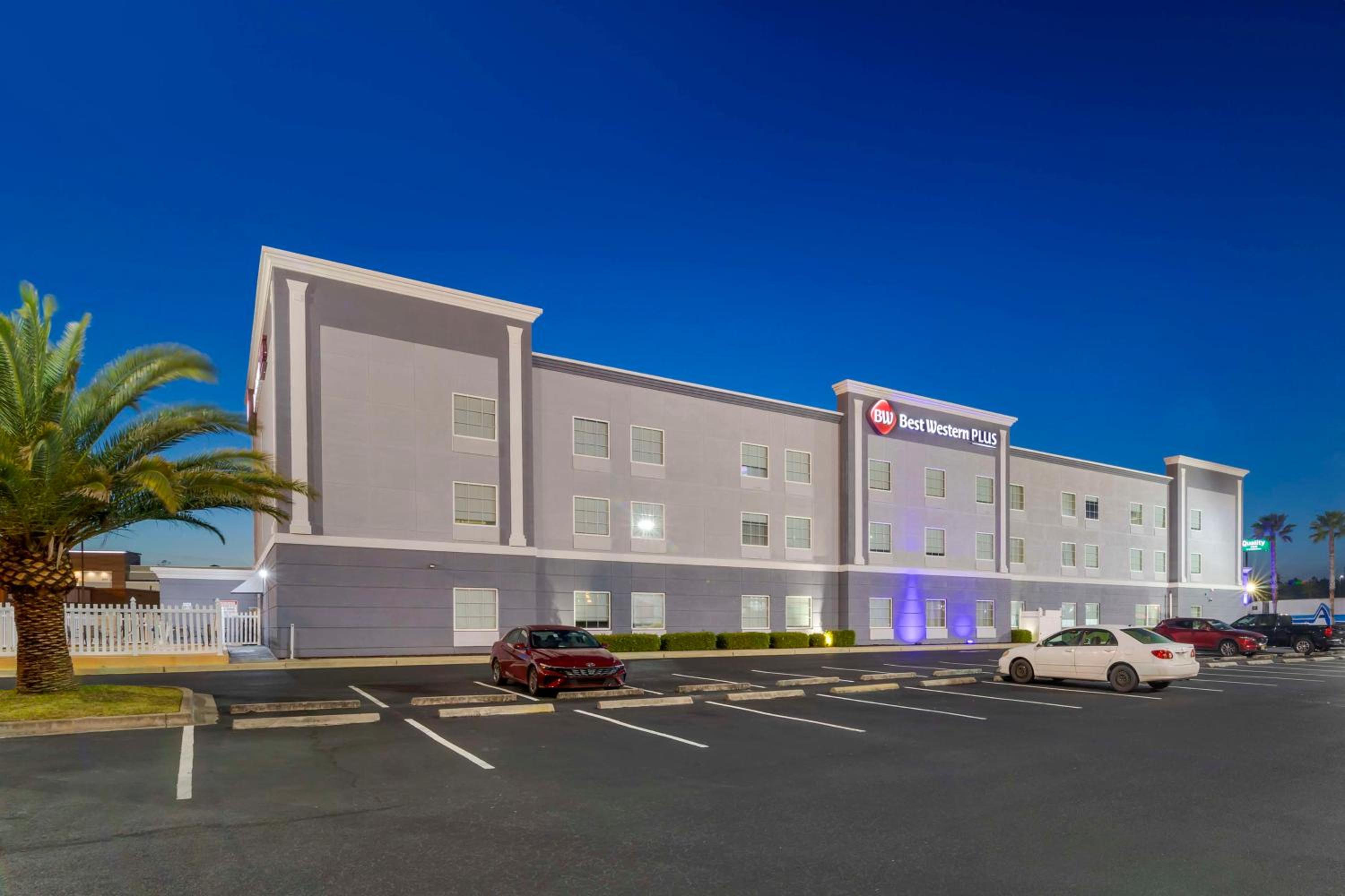 Brunswick Vacations - Best Western Plus Brunswick Inn Suites - Property Image 28
