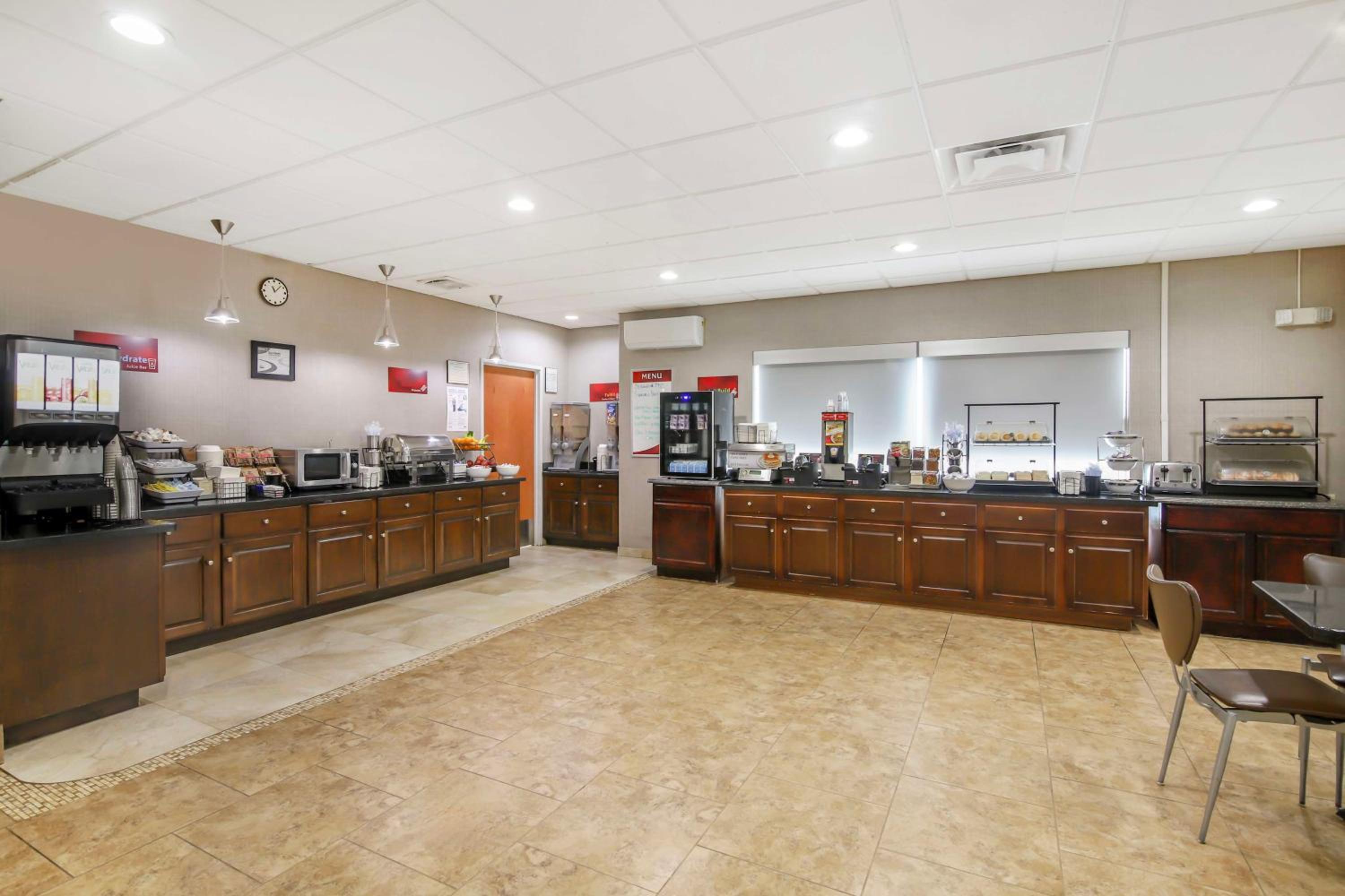 Brunswick Vacations - Best Western Plus Brunswick Inn Suites - Property Image 24