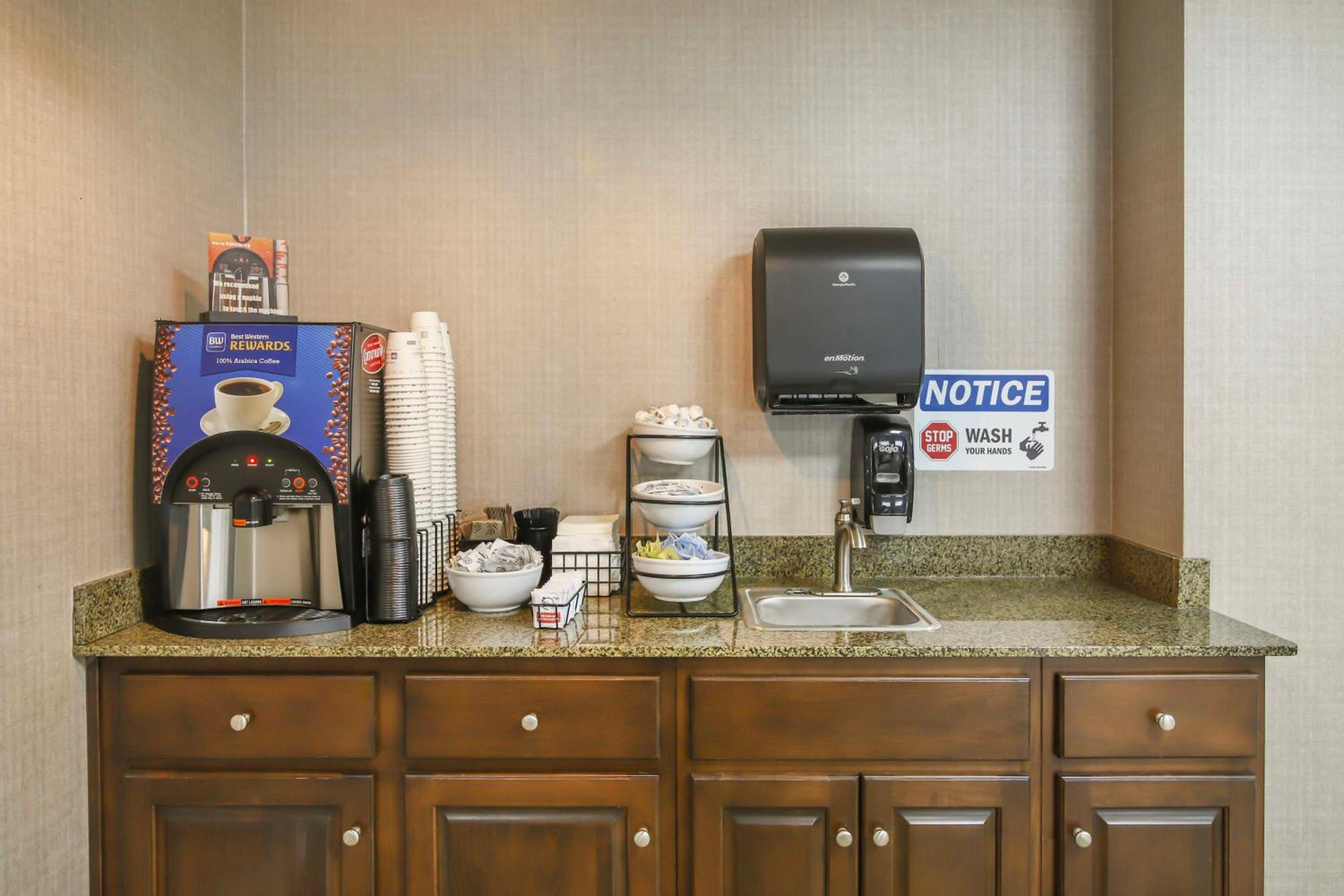Brunswick Vacations - Best Western Plus Brunswick Inn Suites - Property Image 19