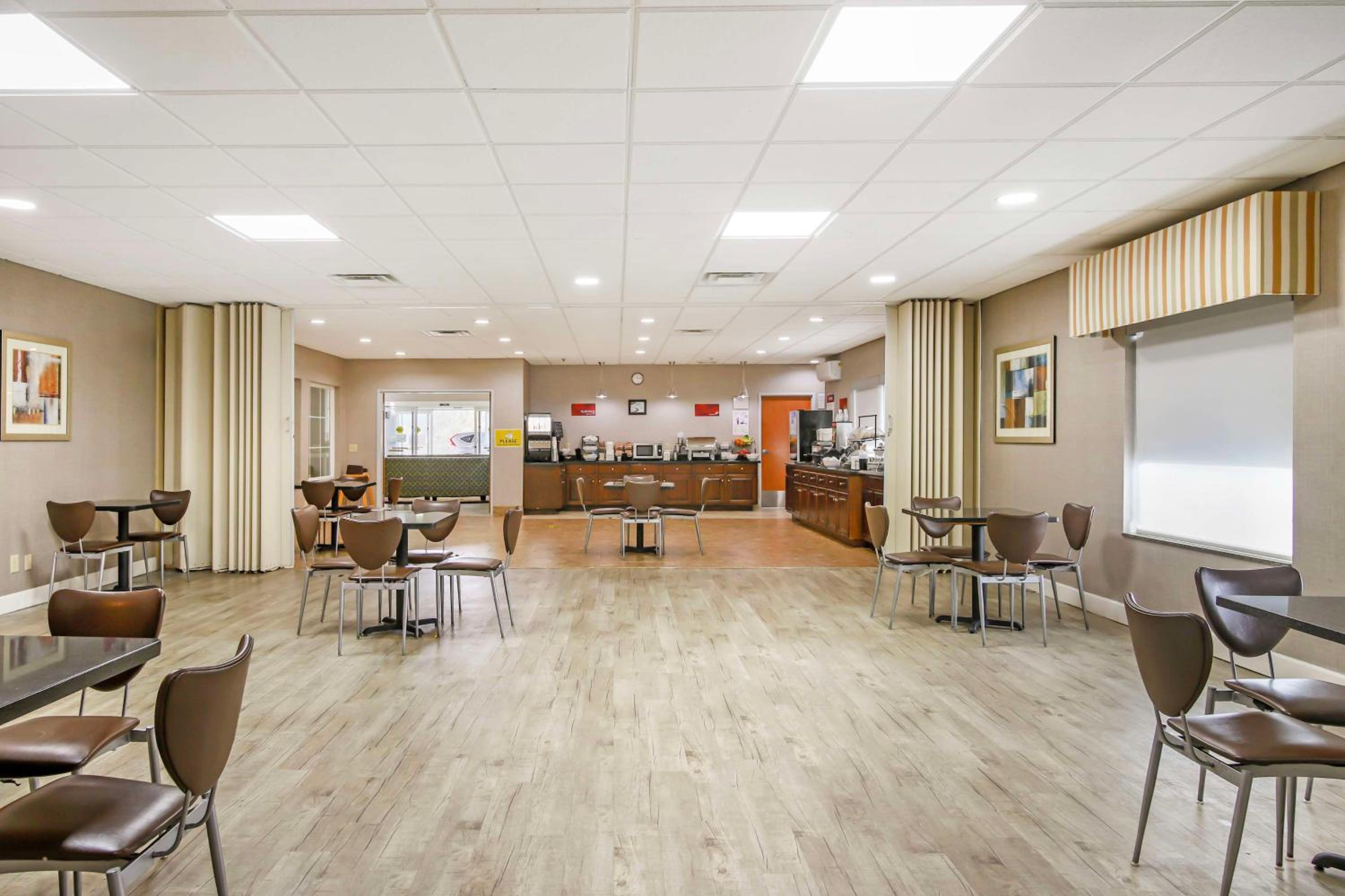 Brunswick Vacations - Best Western Plus Brunswick Inn Suites - Property Image 20