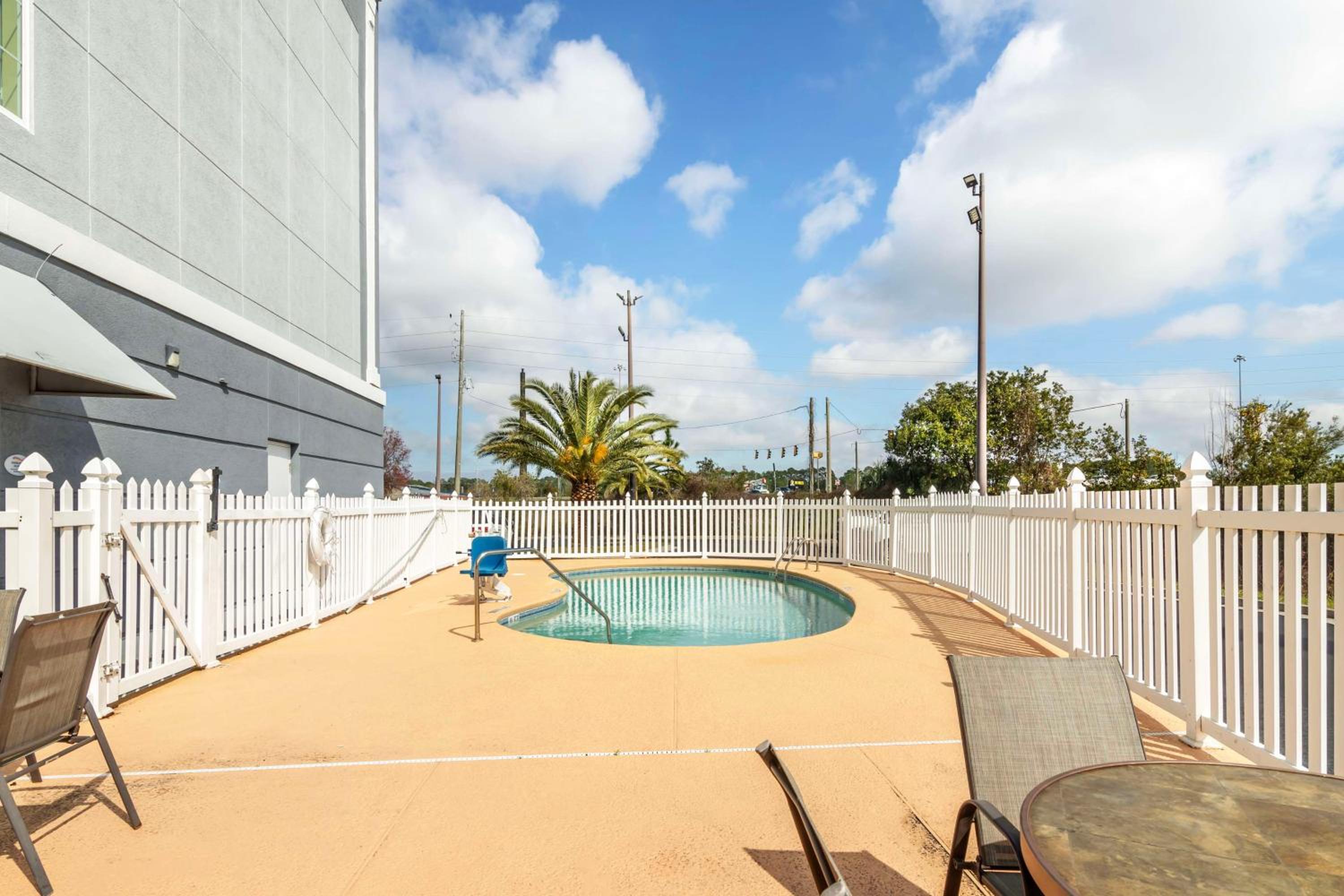 Brunswick Vacations - Best Western Plus Brunswick Inn Suites - Property Image 18