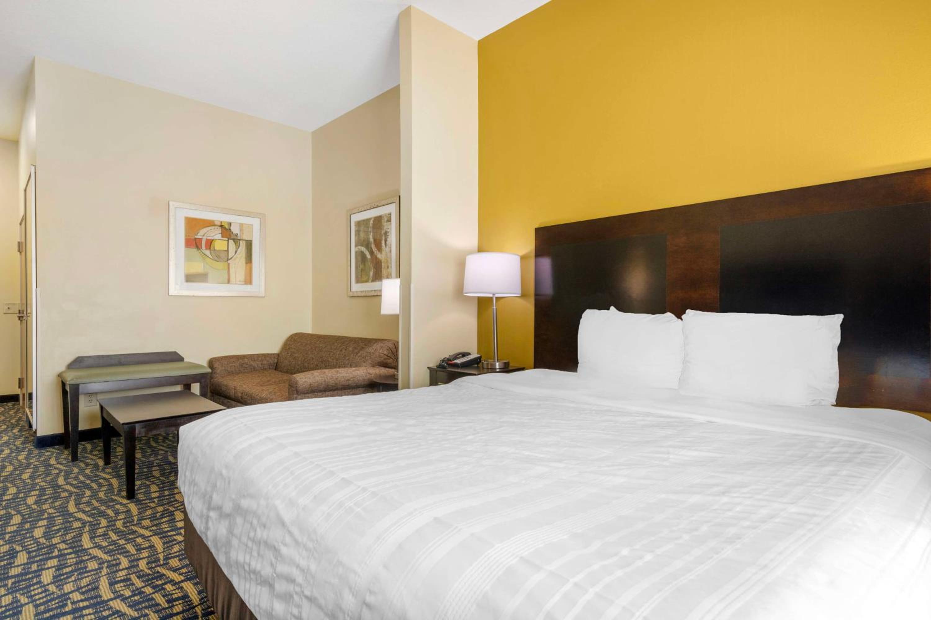 Brunswick Vacations - Best Western Plus Brunswick Inn Suites - Property Image 21