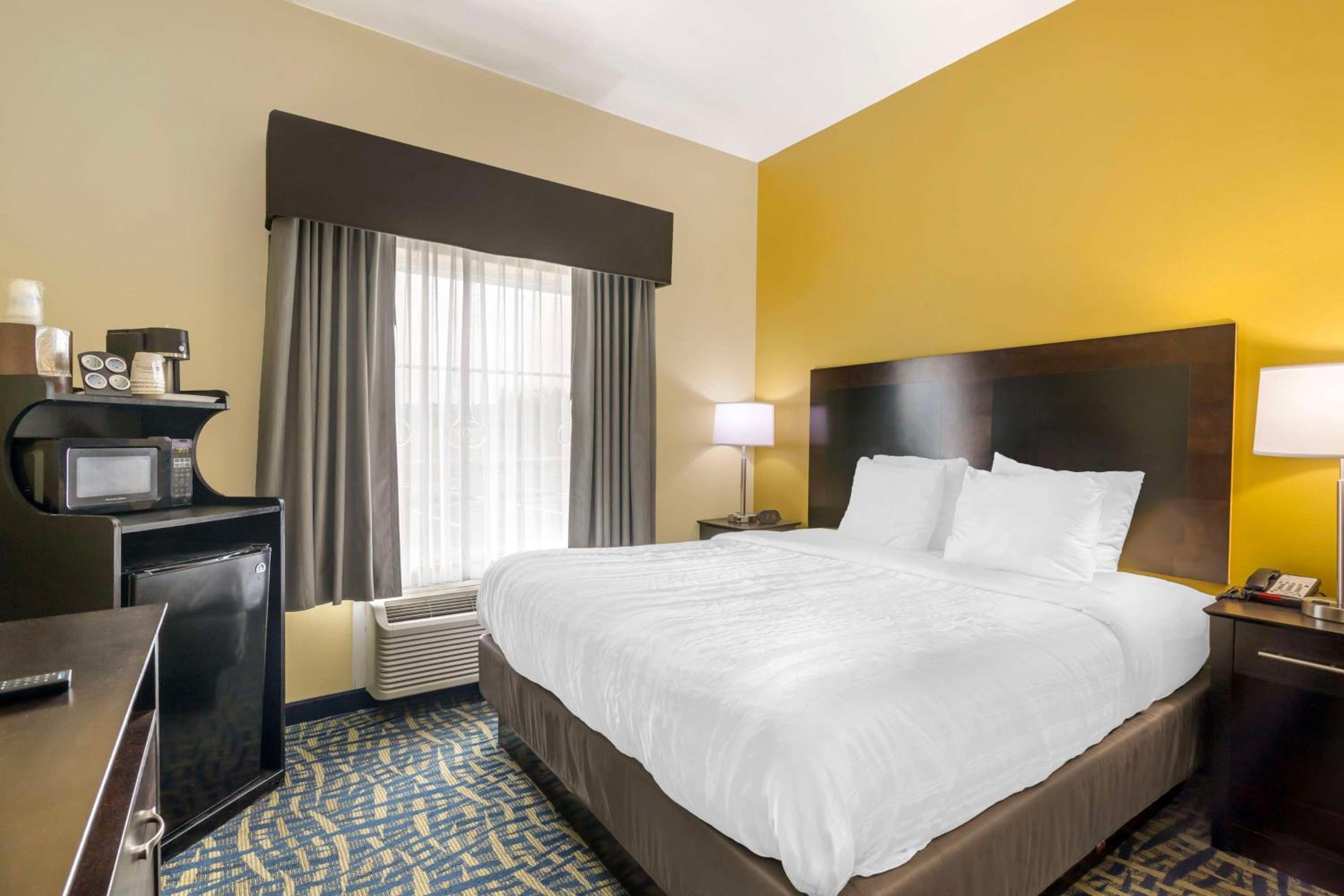 Brunswick Vacations - Best Western Plus Brunswick Inn Suites - Property Image 22
