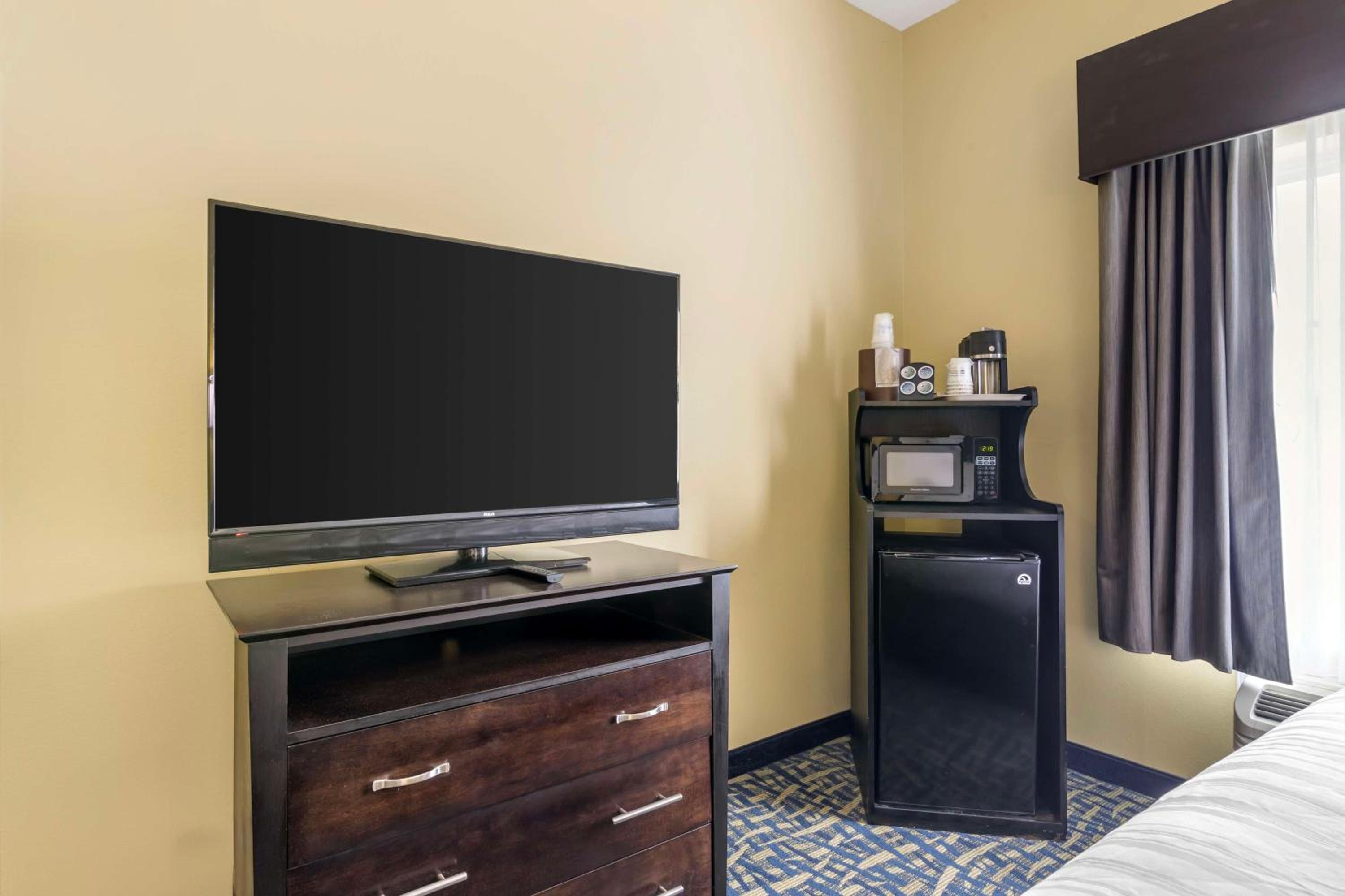 Brunswick Vacations - Best Western Plus Brunswick Inn Suites - Property Image 32