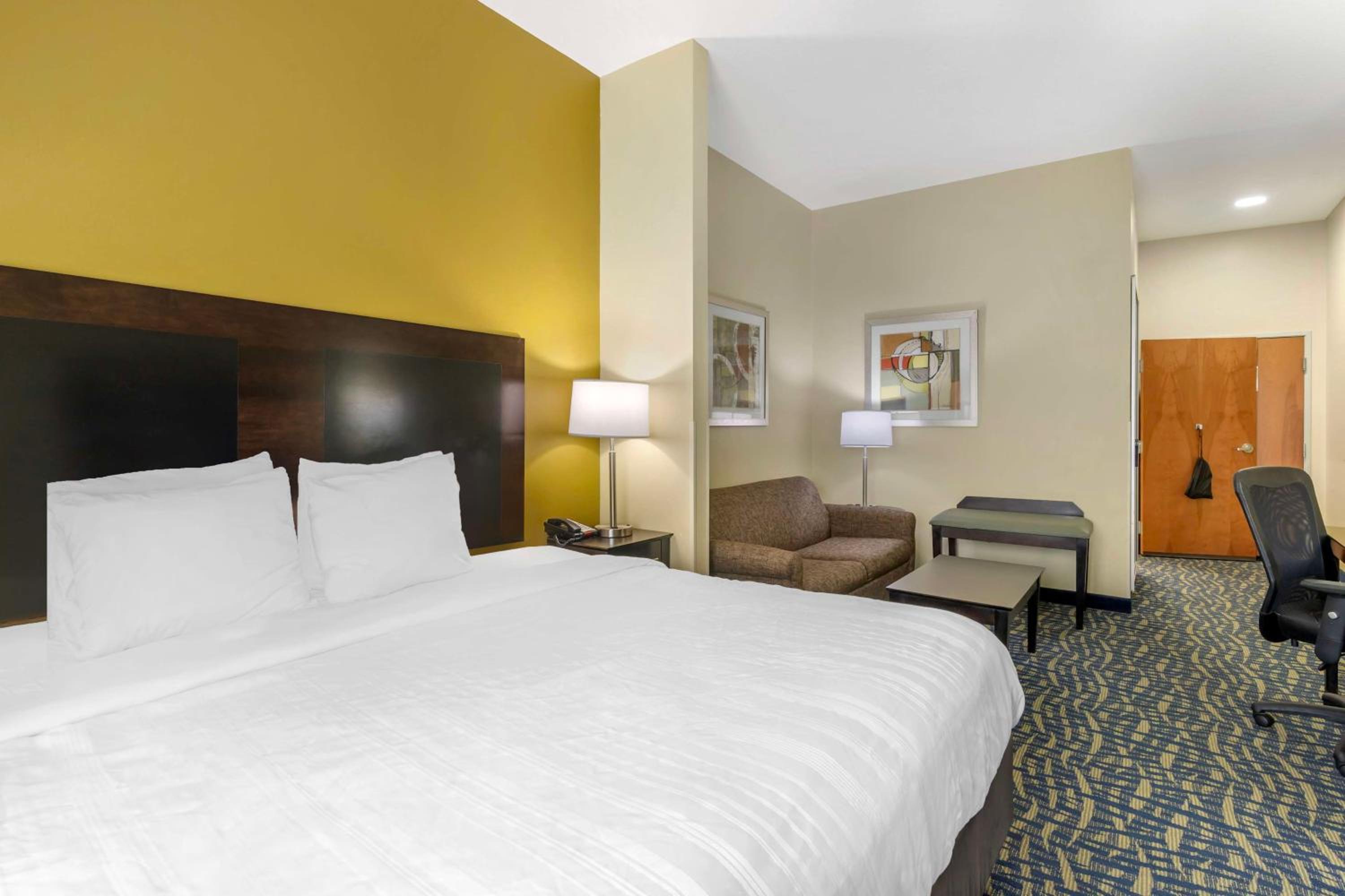 Brunswick Vacations - Best Western Plus Brunswick Inn  Suites - Property Image 4