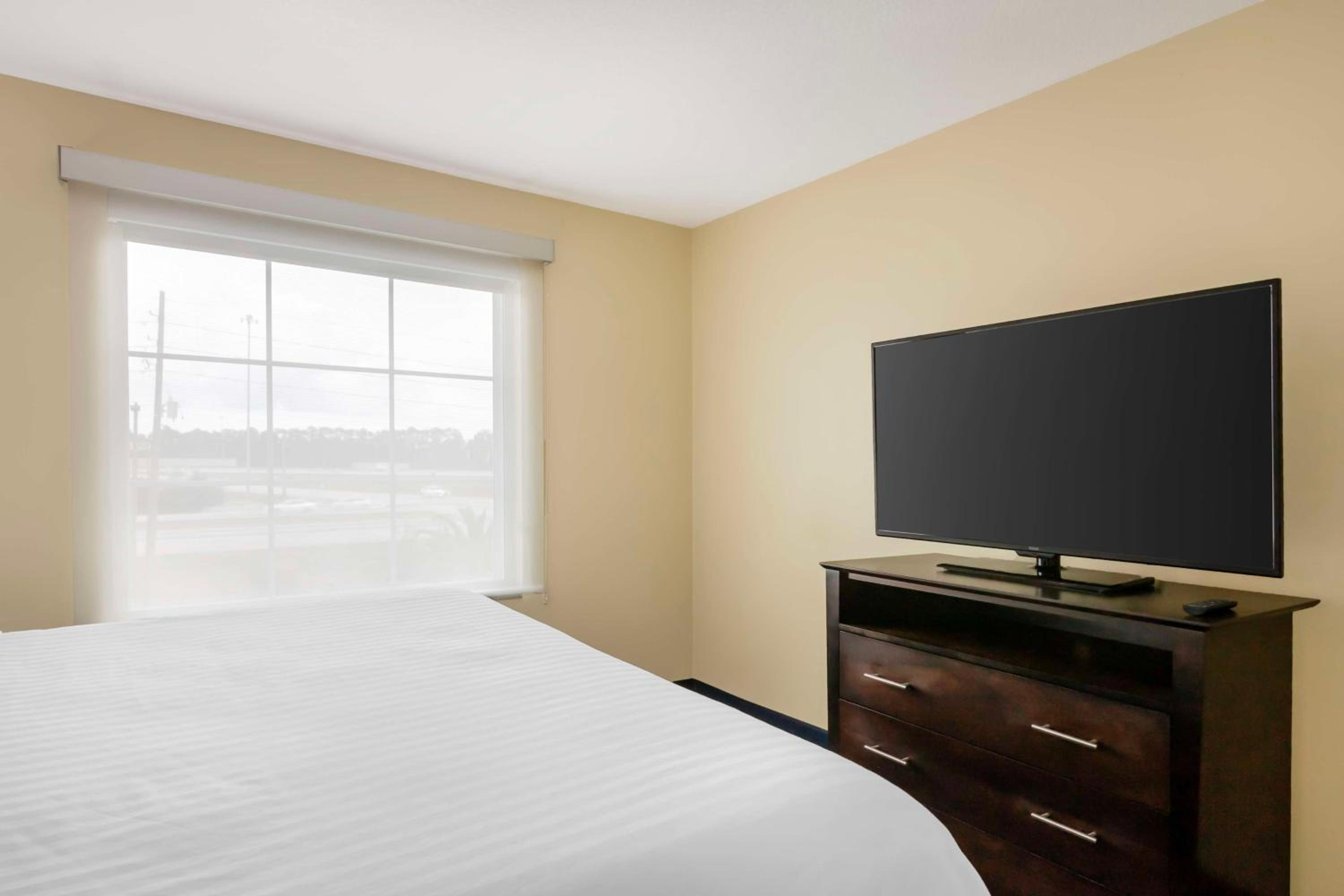 Brunswick Vacations - Best Western Plus Brunswick Inn  Suites - Property Image 3