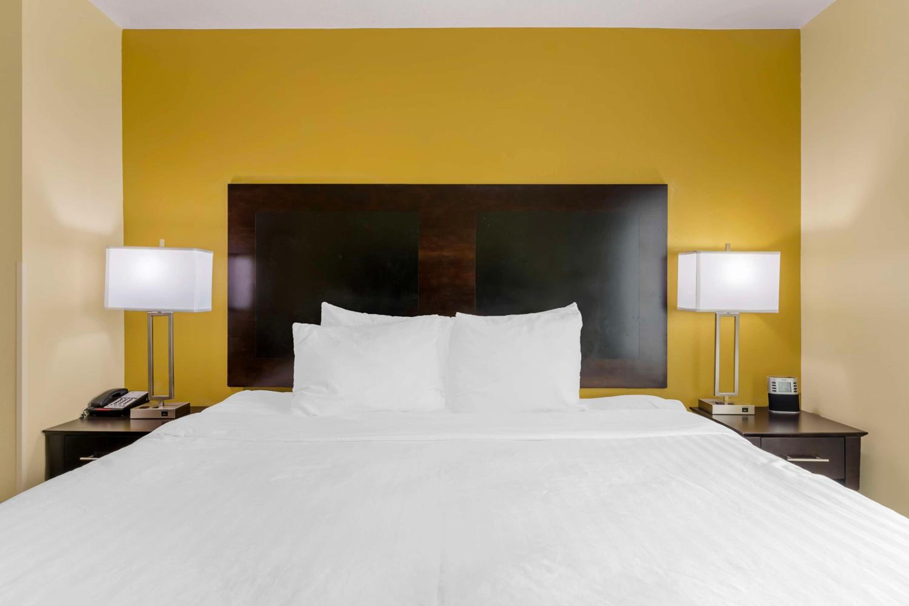 Brunswick Vacations - Best Western Plus Brunswick Inn  Suites - Property Image 6