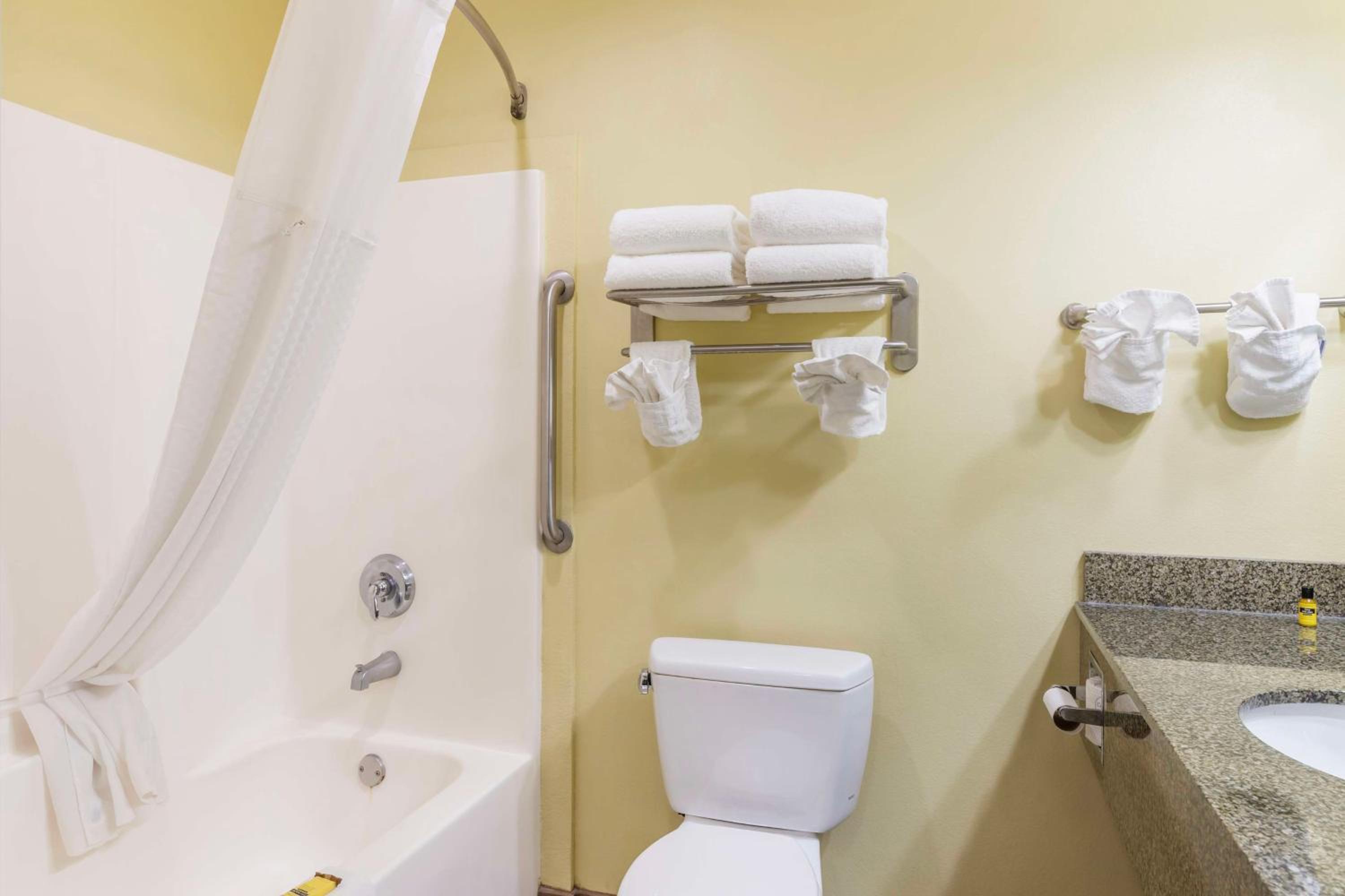 Brunswick Vacations - Best Western Plus Brunswick Inn Suites - Property Image 14