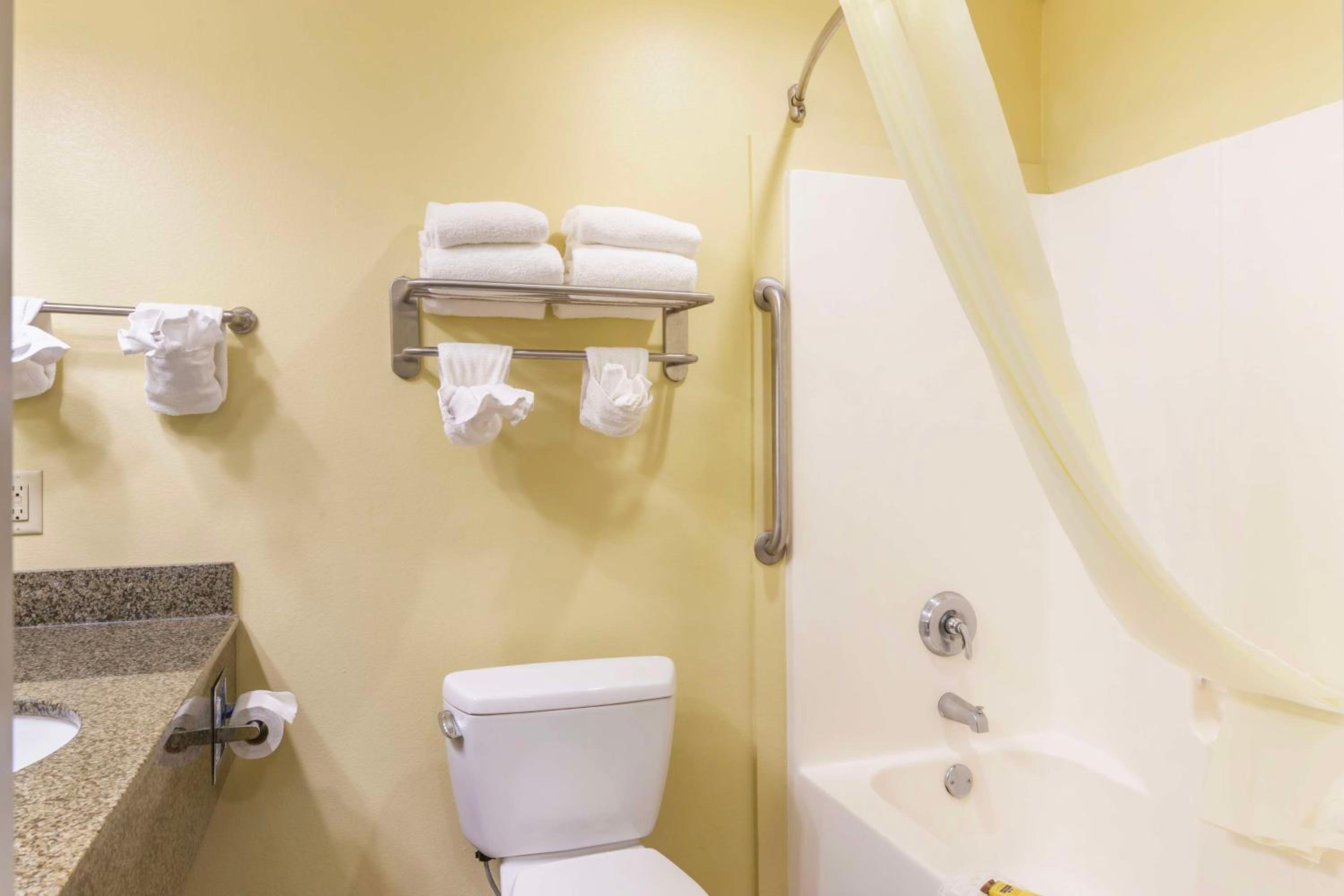 Brunswick Vacations - Best Western Plus Brunswick Inn Suites - Property Image 16