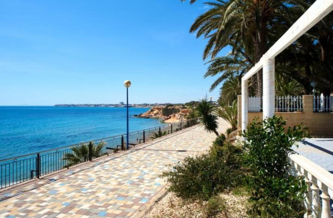 Apartamento Sun and Salt, Punta Prima,fantastic location ,beautiful swimming pool and bbq, self check-in! view 5