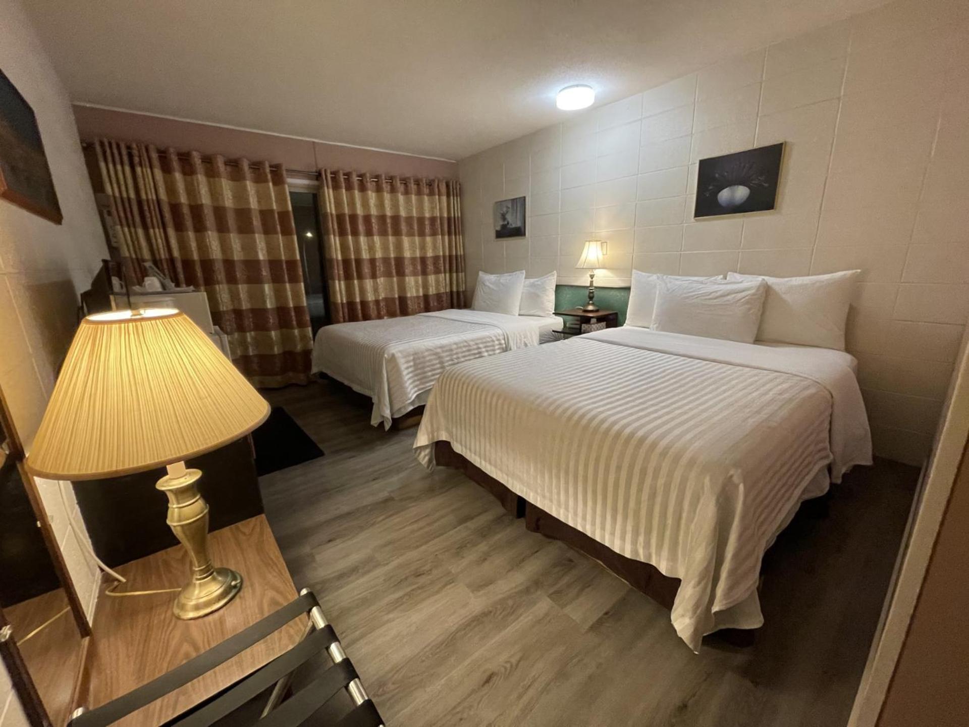 Holiday House Motel
