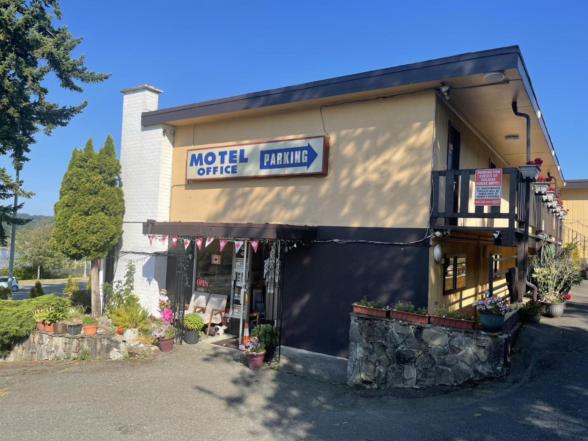 Holiday House Motel