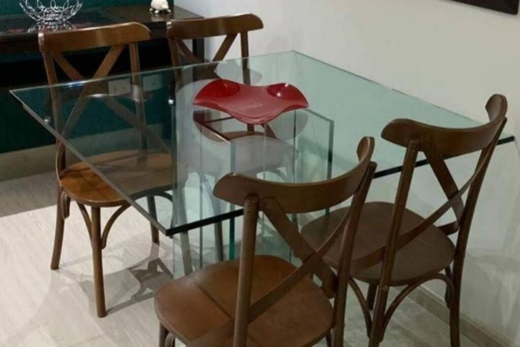 Apto no Cabral em Curitiba com 3 quartos varanda piscina arcondicionado e 2 vagas de garagem