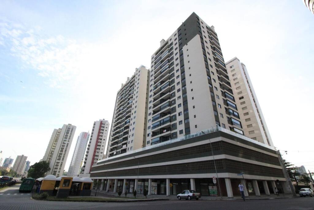Apto no Cabral em Curitiba com 3 quartos varanda piscina arcondicionado e 2 vagas de garagem