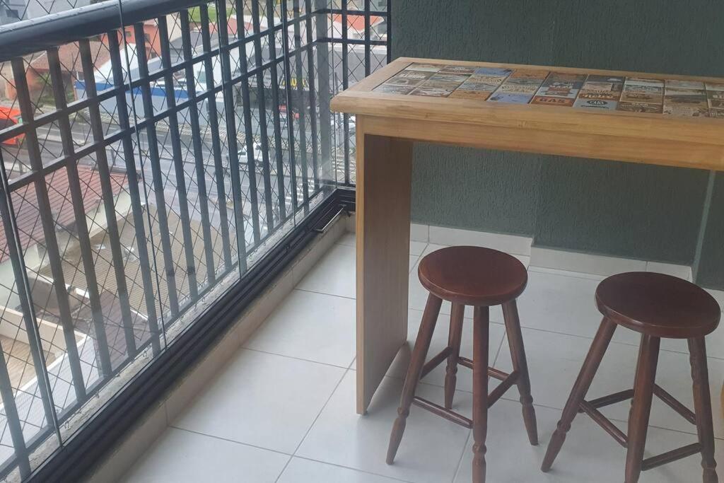Apto no Cabral em Curitiba com 3 quartos varanda piscina arcondicionado e 2 vagas de garagem