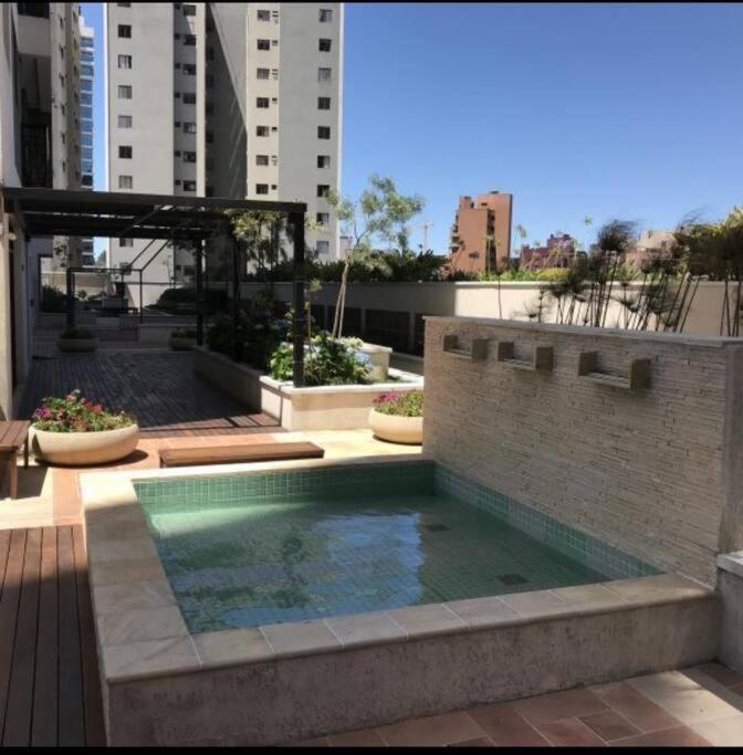 Apto no Cabral em Curitiba com 3 quartos varanda piscina arcondicionado e 2 vagas de garagem