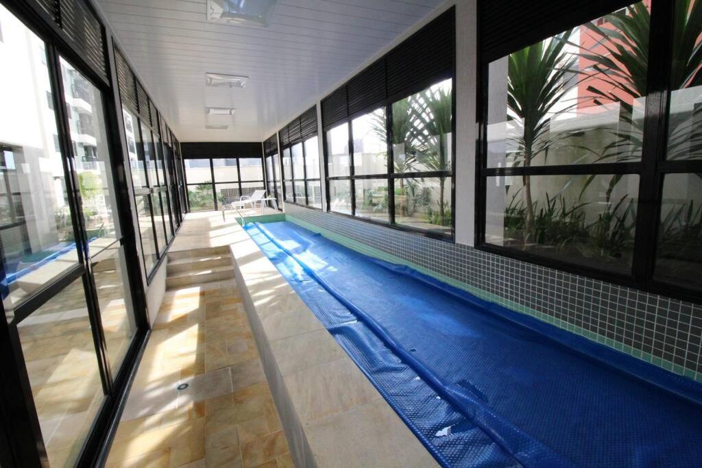 Apto no Cabral em Curitiba com 3 quartos varanda piscina arcondicionado e 2 vagas de garagem