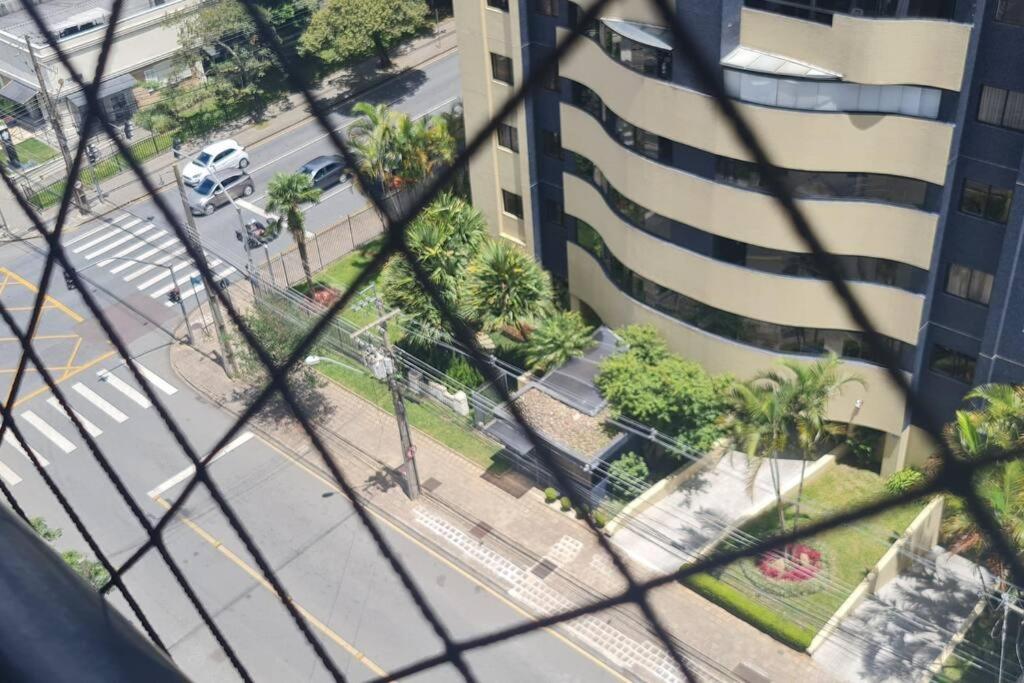 Apto no Cabral em Curitiba com 3 quartos varanda piscina arcondicionado e 2 vagas de garagem