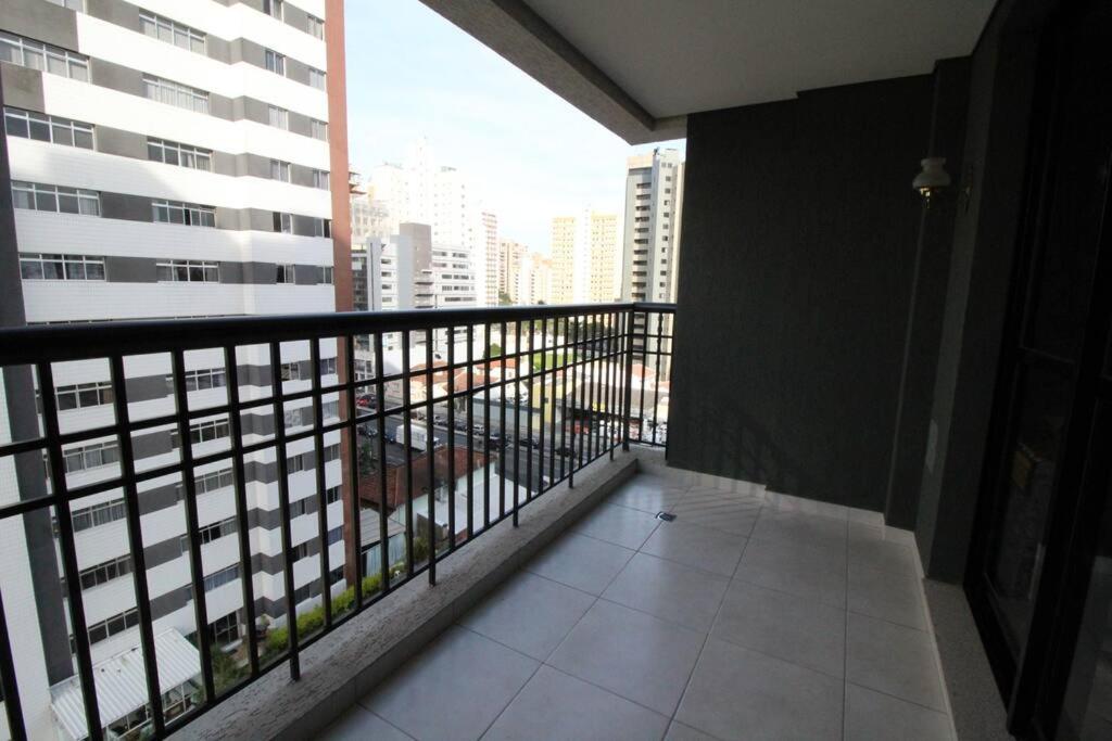 Apto no Cabral em Curitiba com 3 quartos varanda piscina arcondicionado e 2 vagas de garagem