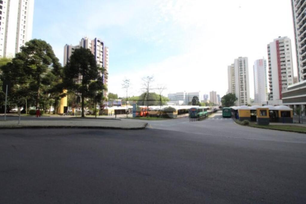 Apto no Cabral em Curitiba com 3 quartos varanda piscina arcondicionado e 2 vagas de garagem