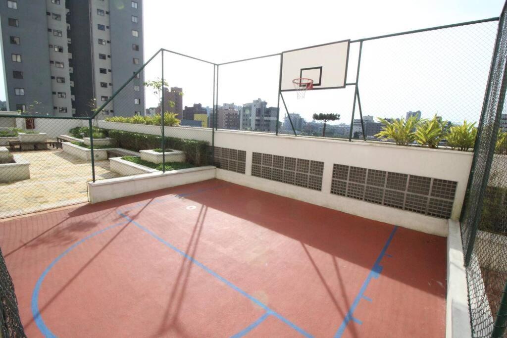 Apto no Cabral em Curitiba com 3 quartos varanda piscina arcondicionado e 2 vagas de garagem