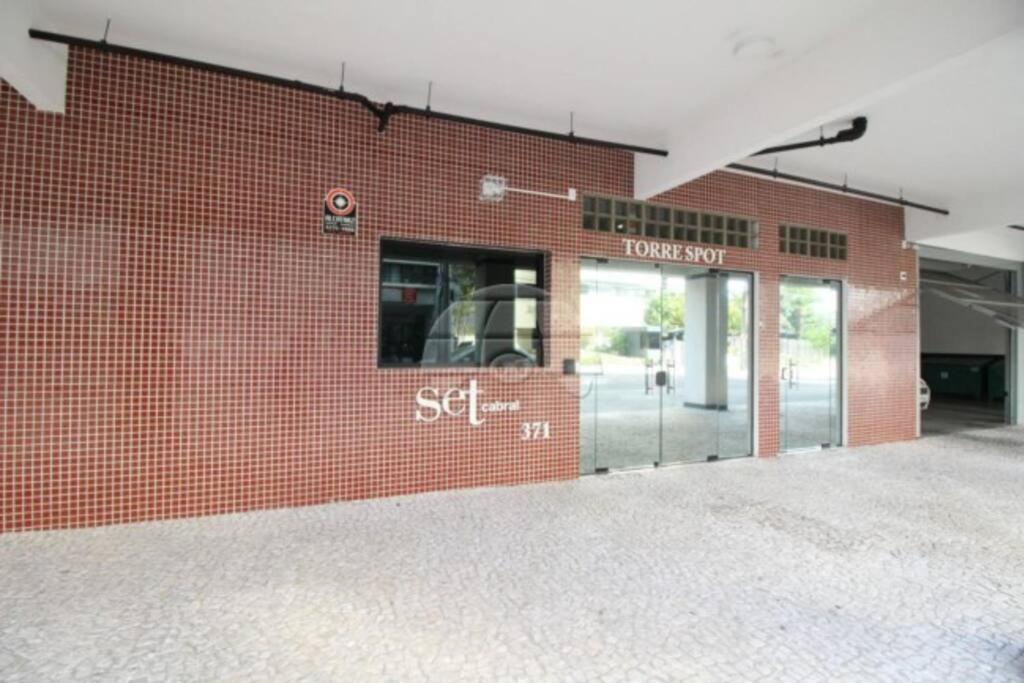 Apto no Cabral em Curitiba com 3 quartos varanda piscina arcondicionado e 2 vagas de garagem