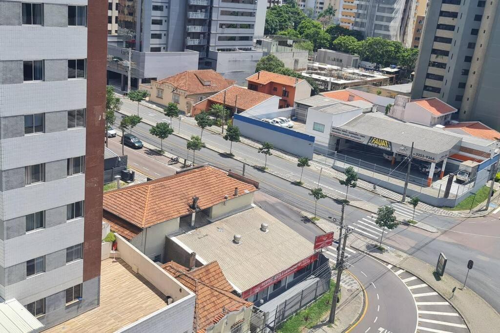 Apto no Cabral em Curitiba com 3 quartos varanda piscina arcondicionado e 2 vagas de garagem