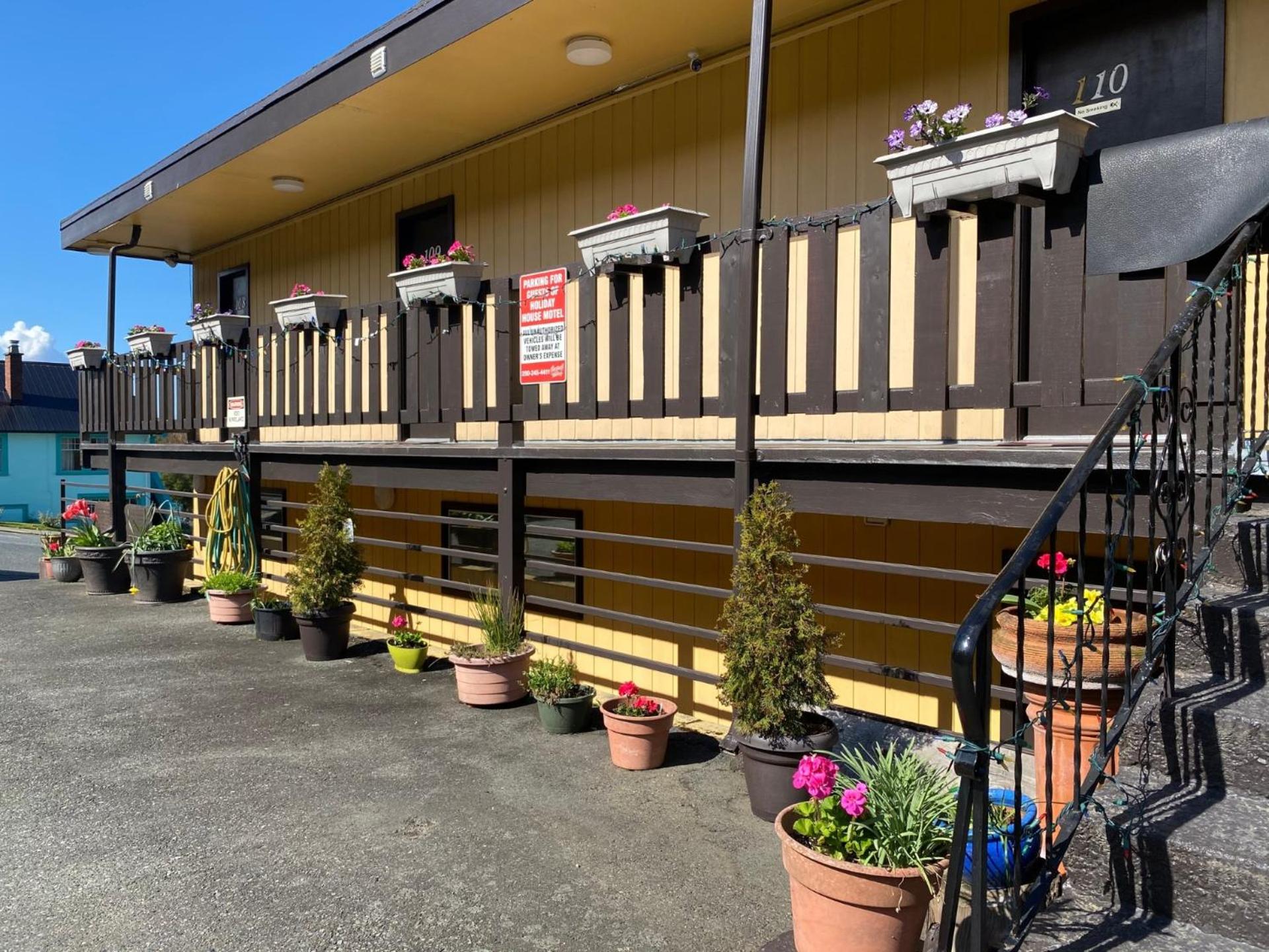 Holiday House Motel