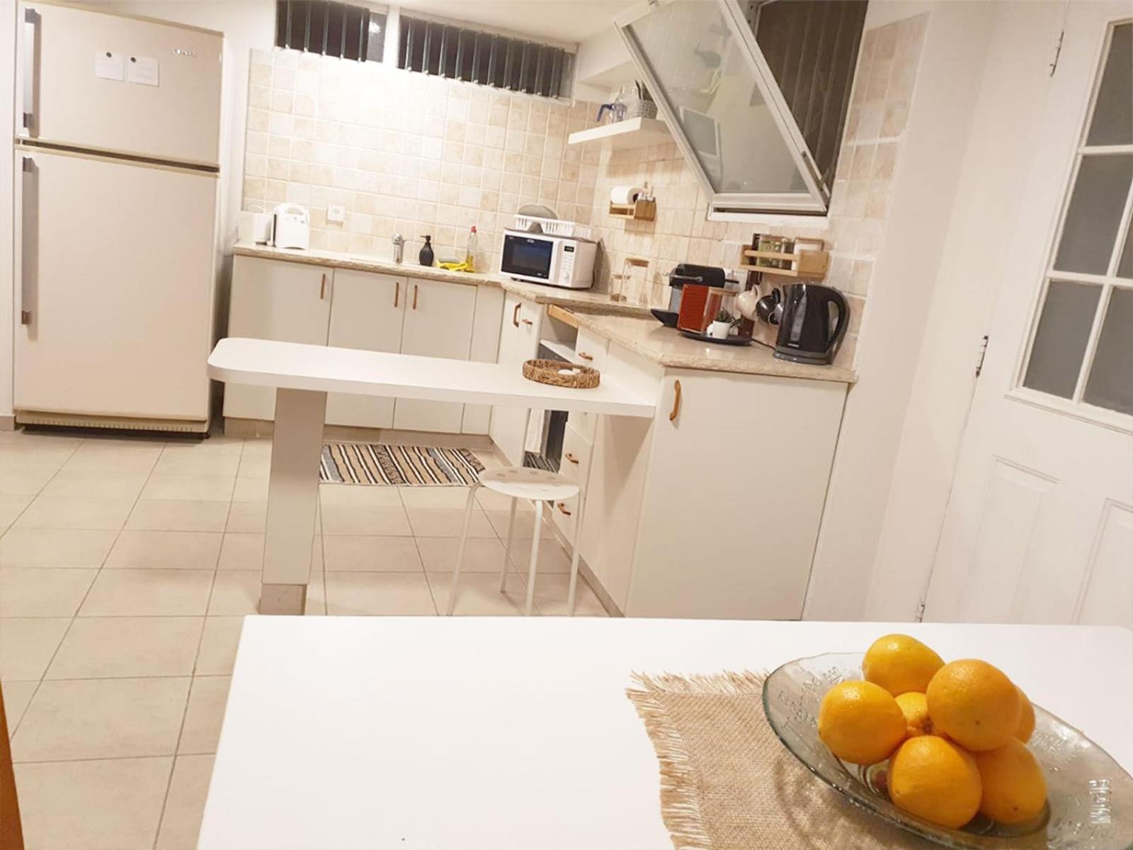 Spacious and Peaceful 2BD with Mamad, Garden & Parking view 4