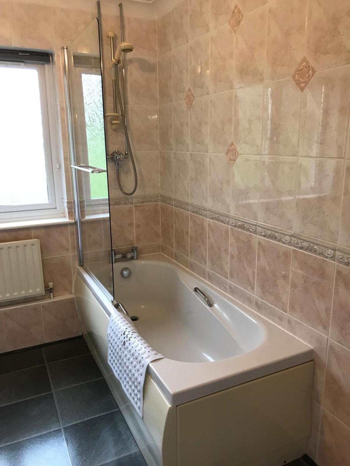 Spacious bungalow with estuary views near Llansteffan