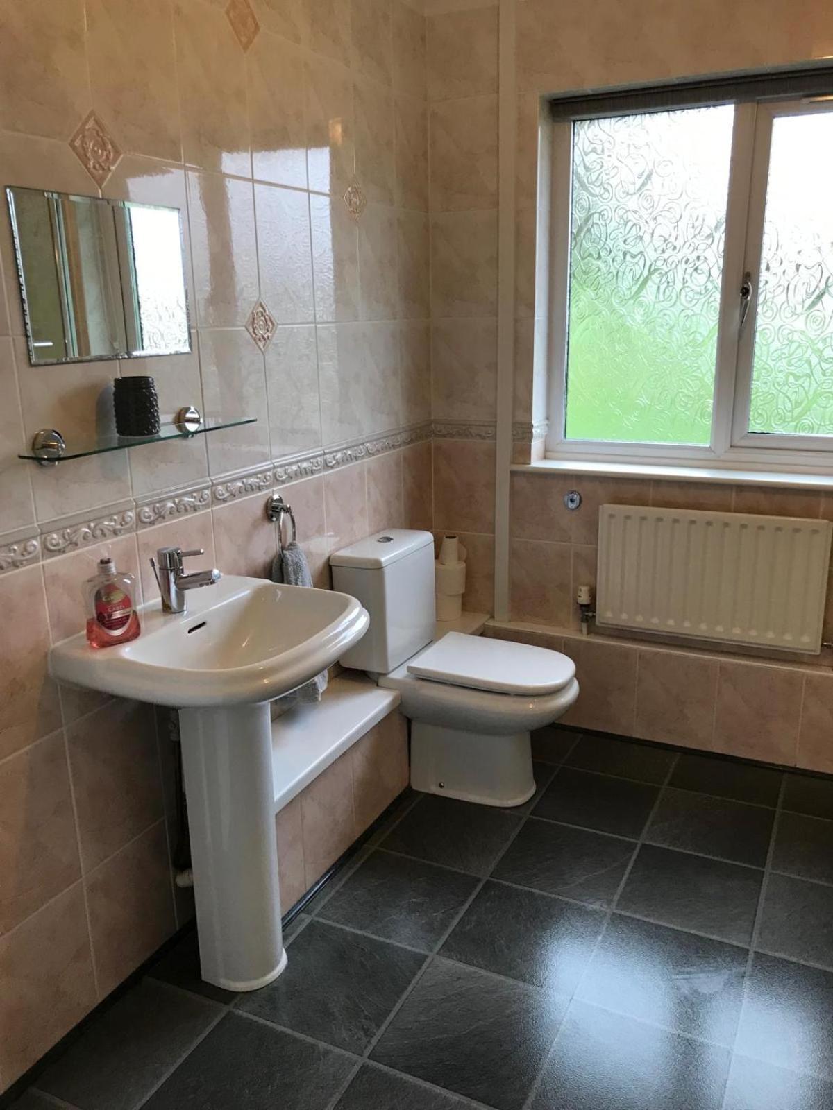 Spacious bungalow with estuary views near Llansteffan