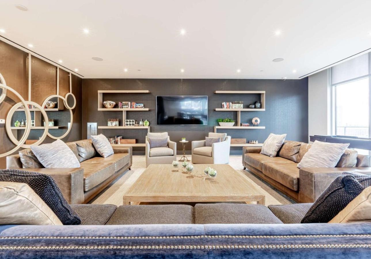 Deluxe Studio Apartment On Broadway view 3