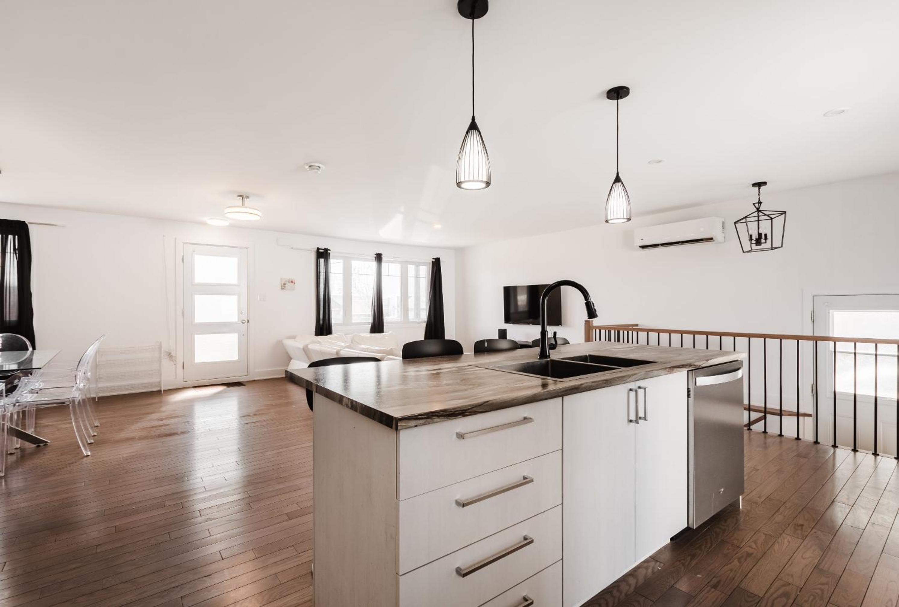 Maison à 2 chambres et sous-sol à Laval