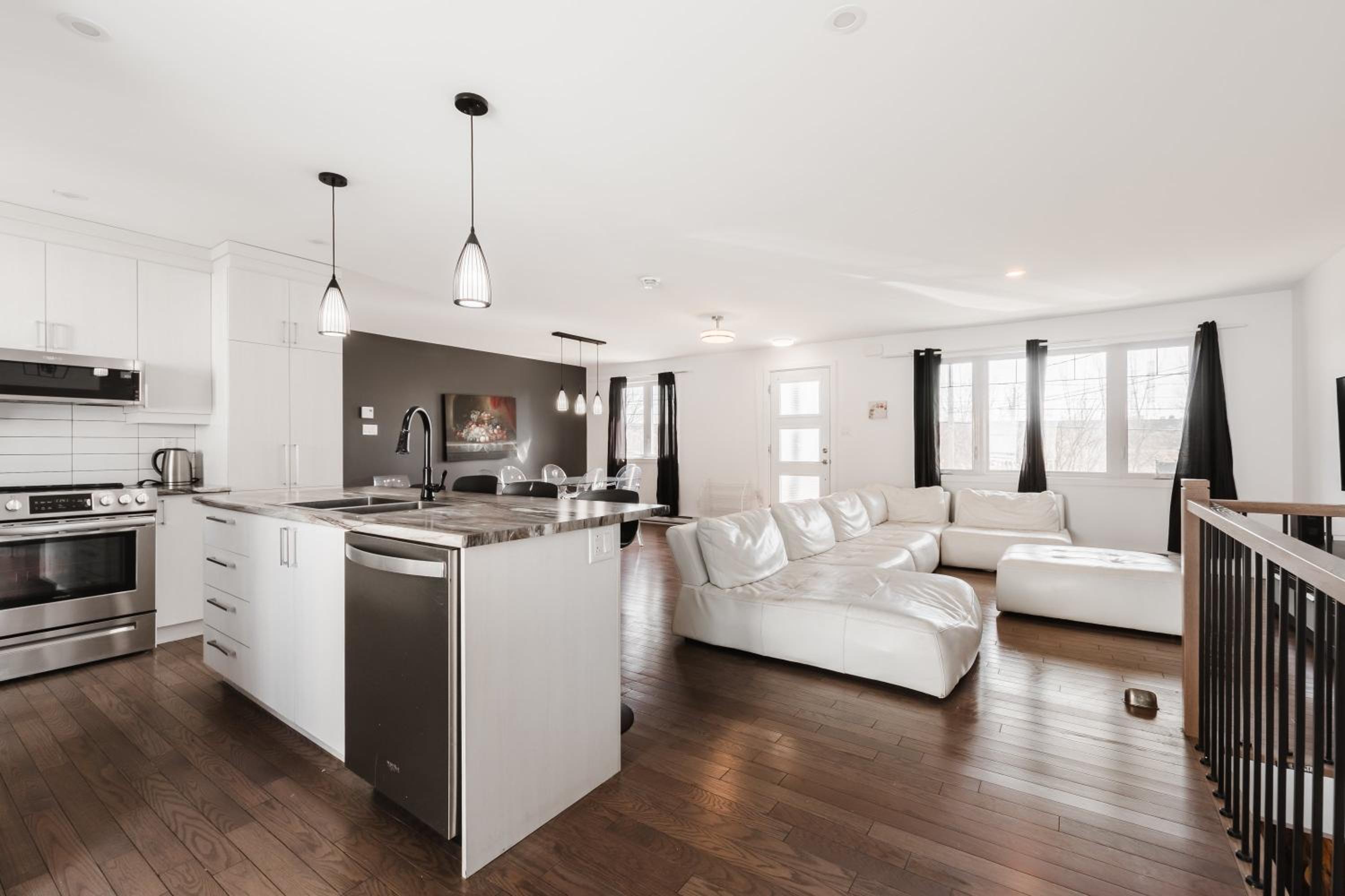 Maison à 2 chambres et sous-sol à Laval