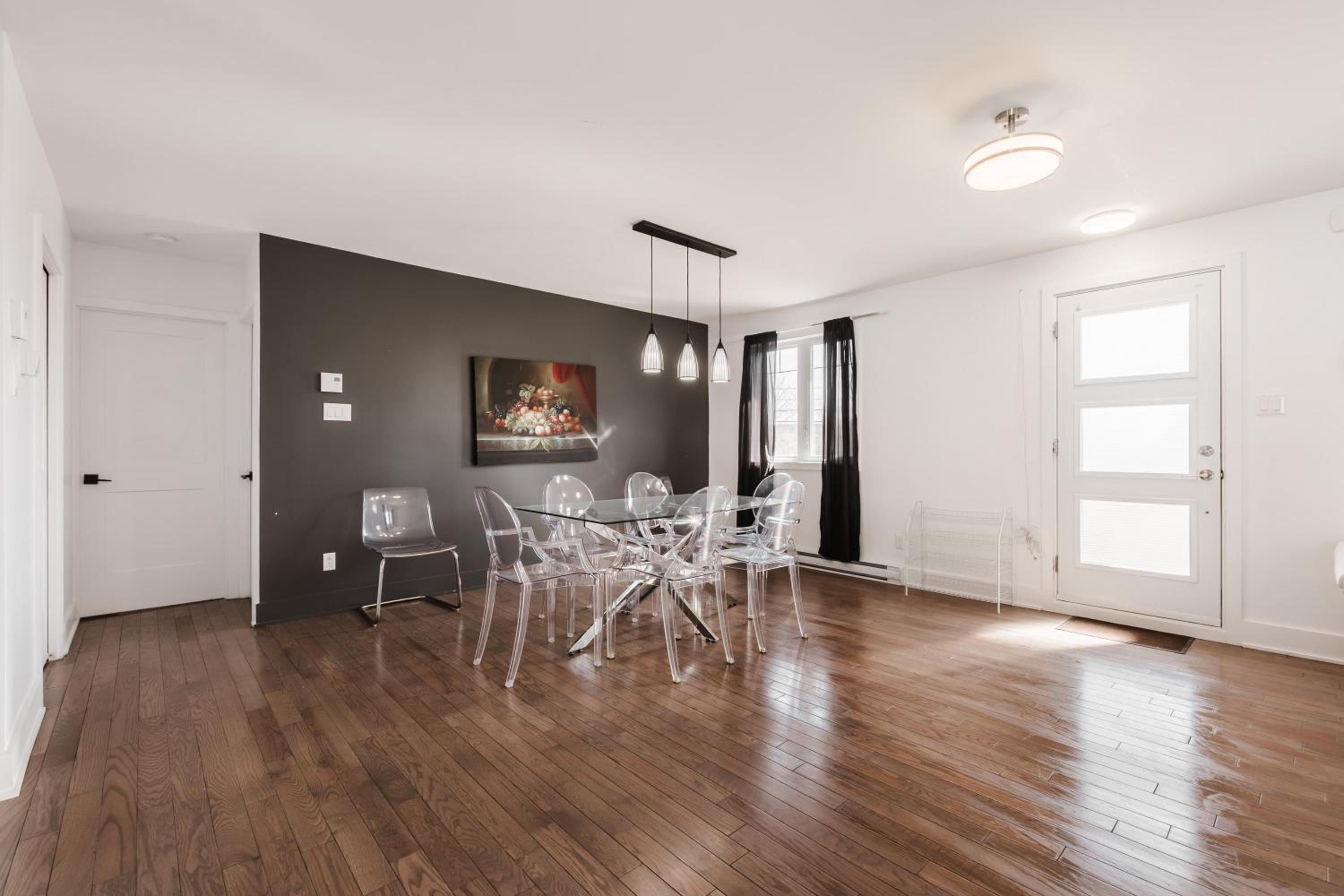 Maison à 2 chambres et sous-sol à Laval