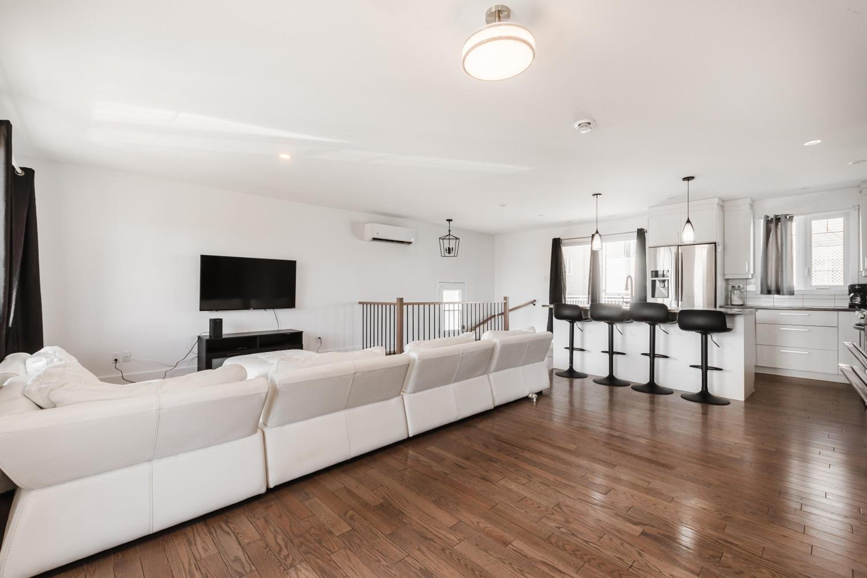 Maison à 2 chambres et sous-sol à Laval