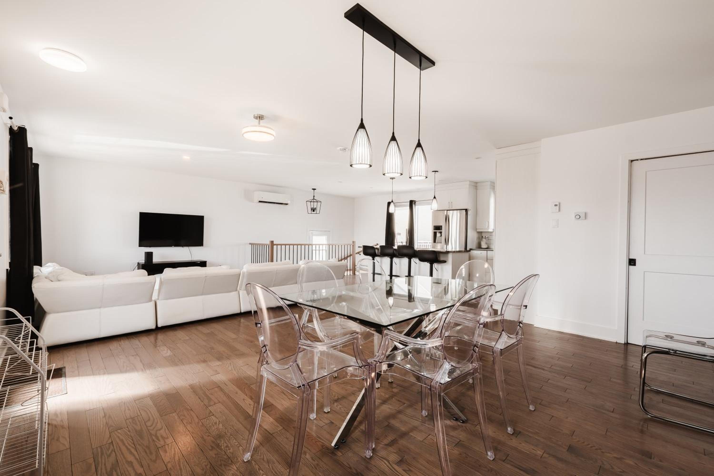 Maison à 2 chambres et sous-sol à Laval