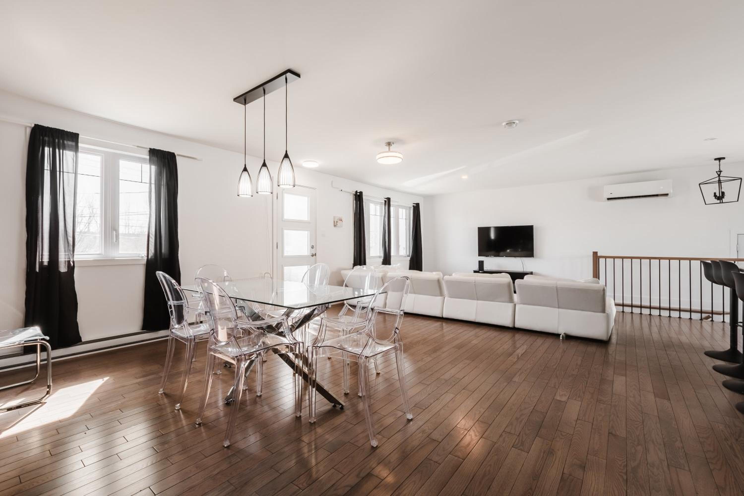 Maison à 2 chambres et sous-sol à Laval