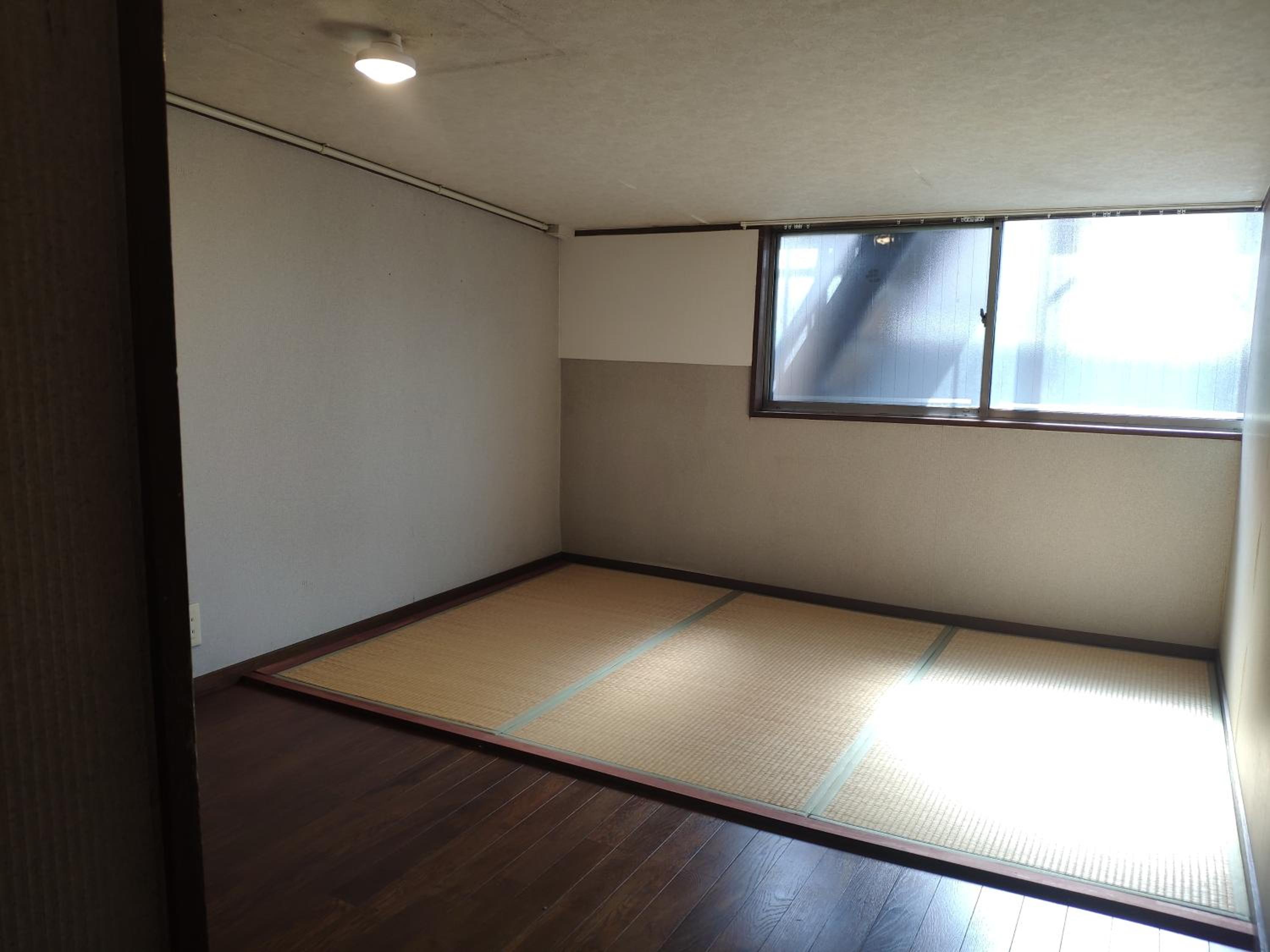 2 min from NANBA 16 min from USJ by train