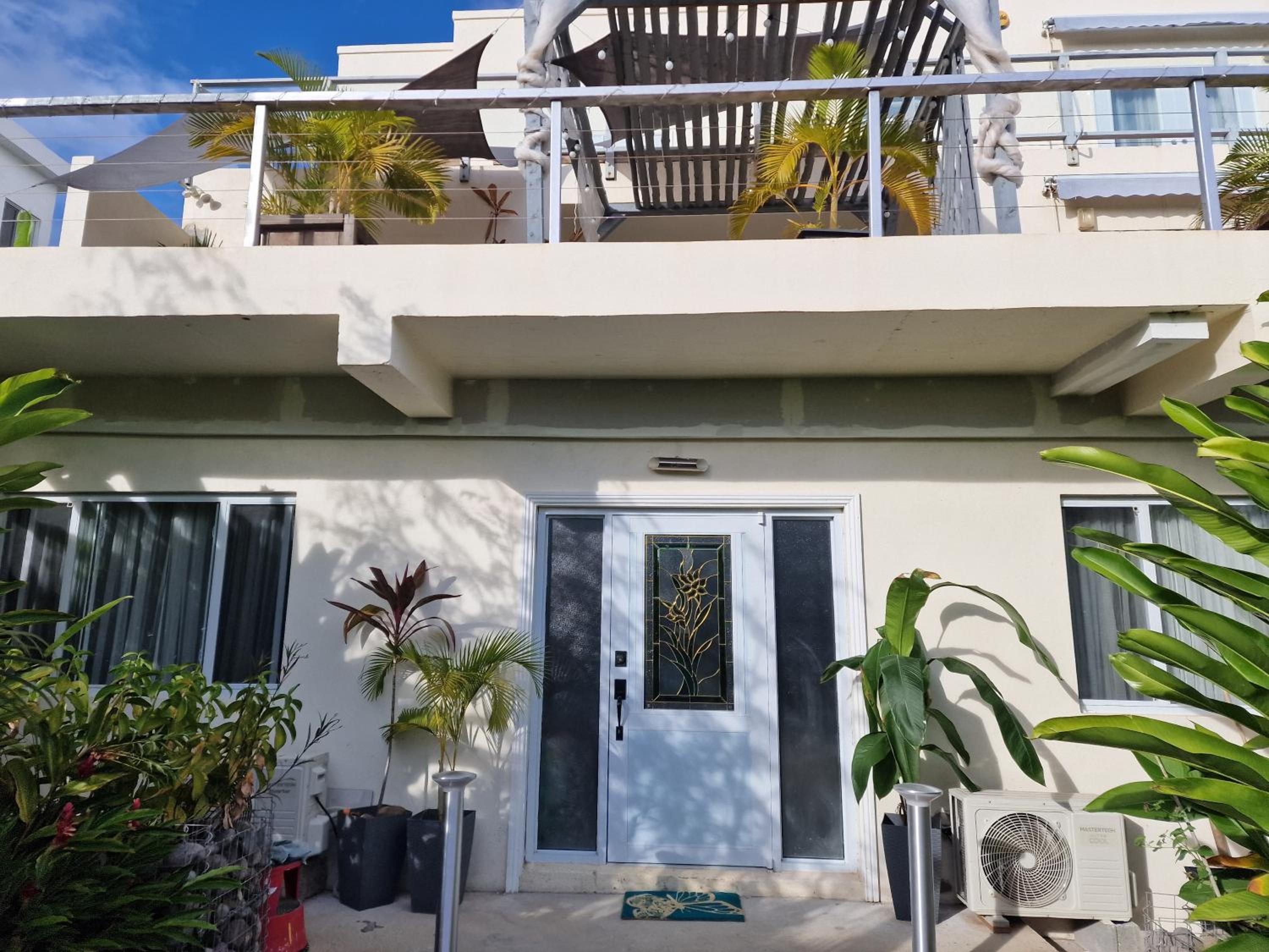 Modern garden apartment close to airport and sea view 4