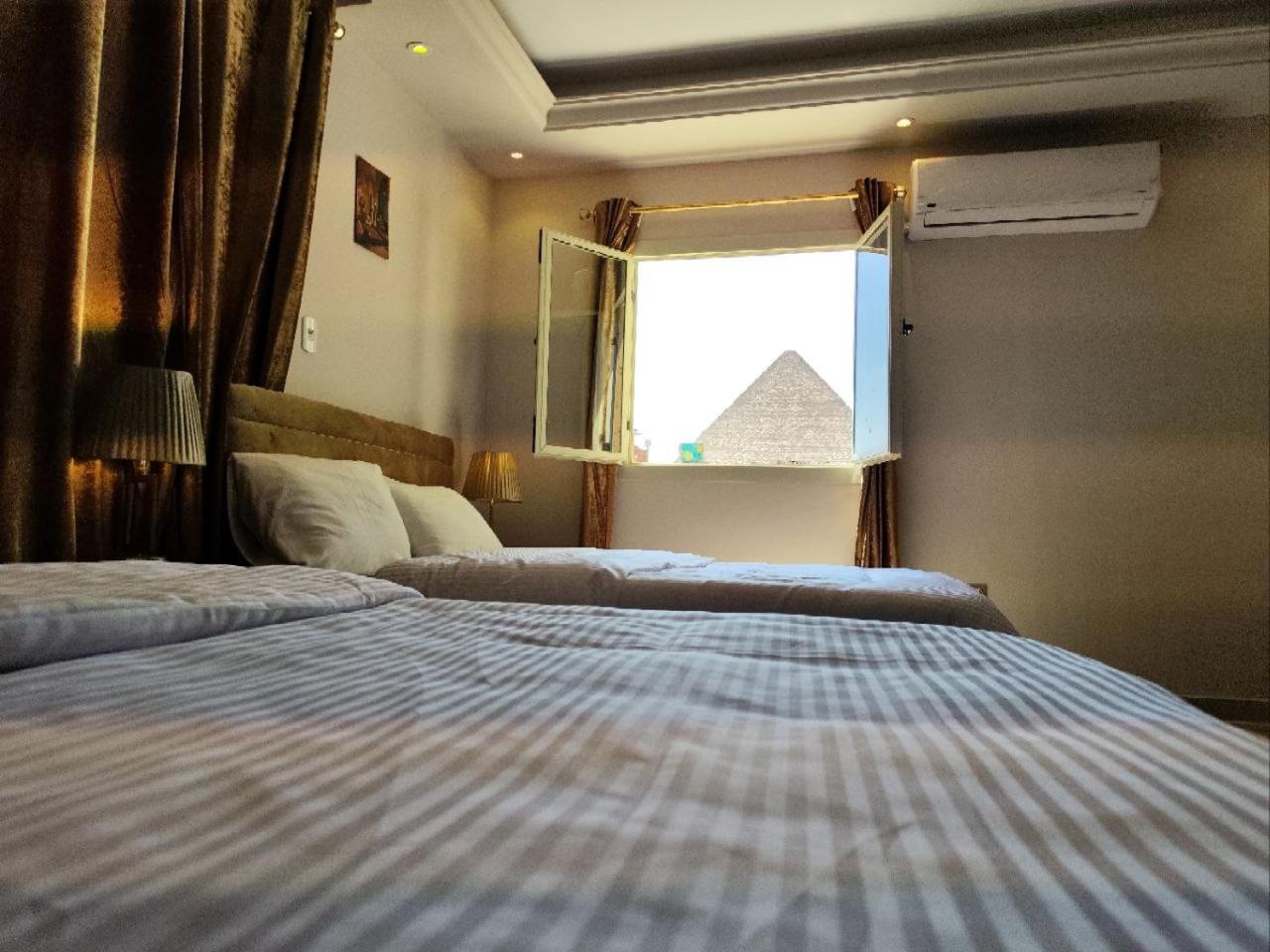 Hur Pyramids land inn
