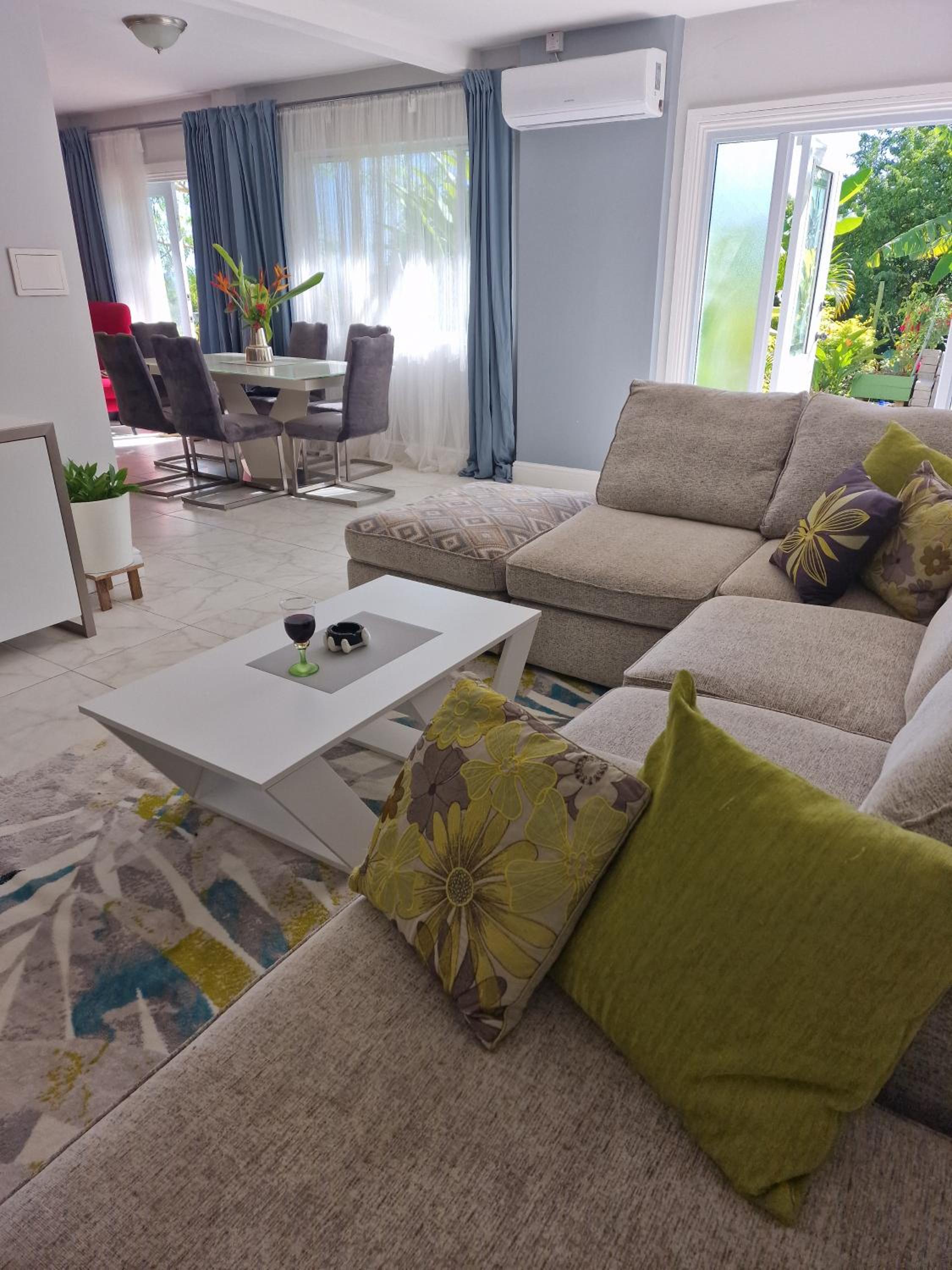 Modern garden apartment close to airport and sea view 5