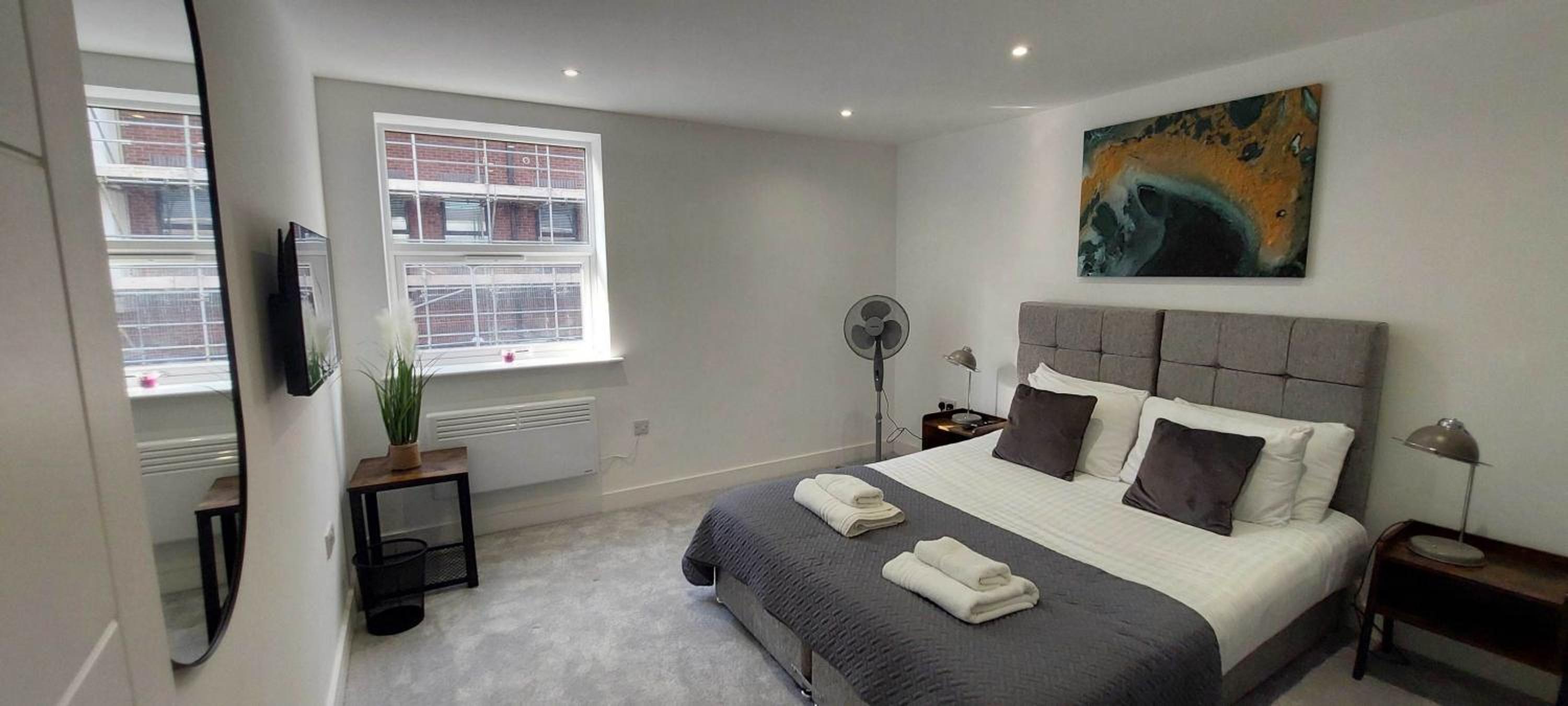 Modern 1 Bedroom Apartment Town Centre Camberley view 3