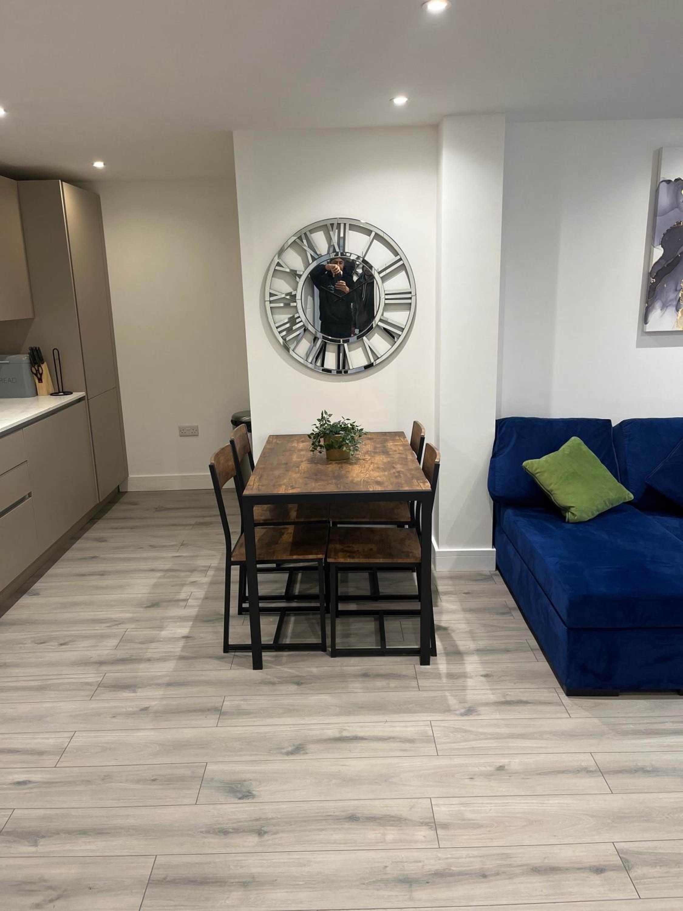 Modern 1 Bedroom Apartment Town Centre Camberley view 5